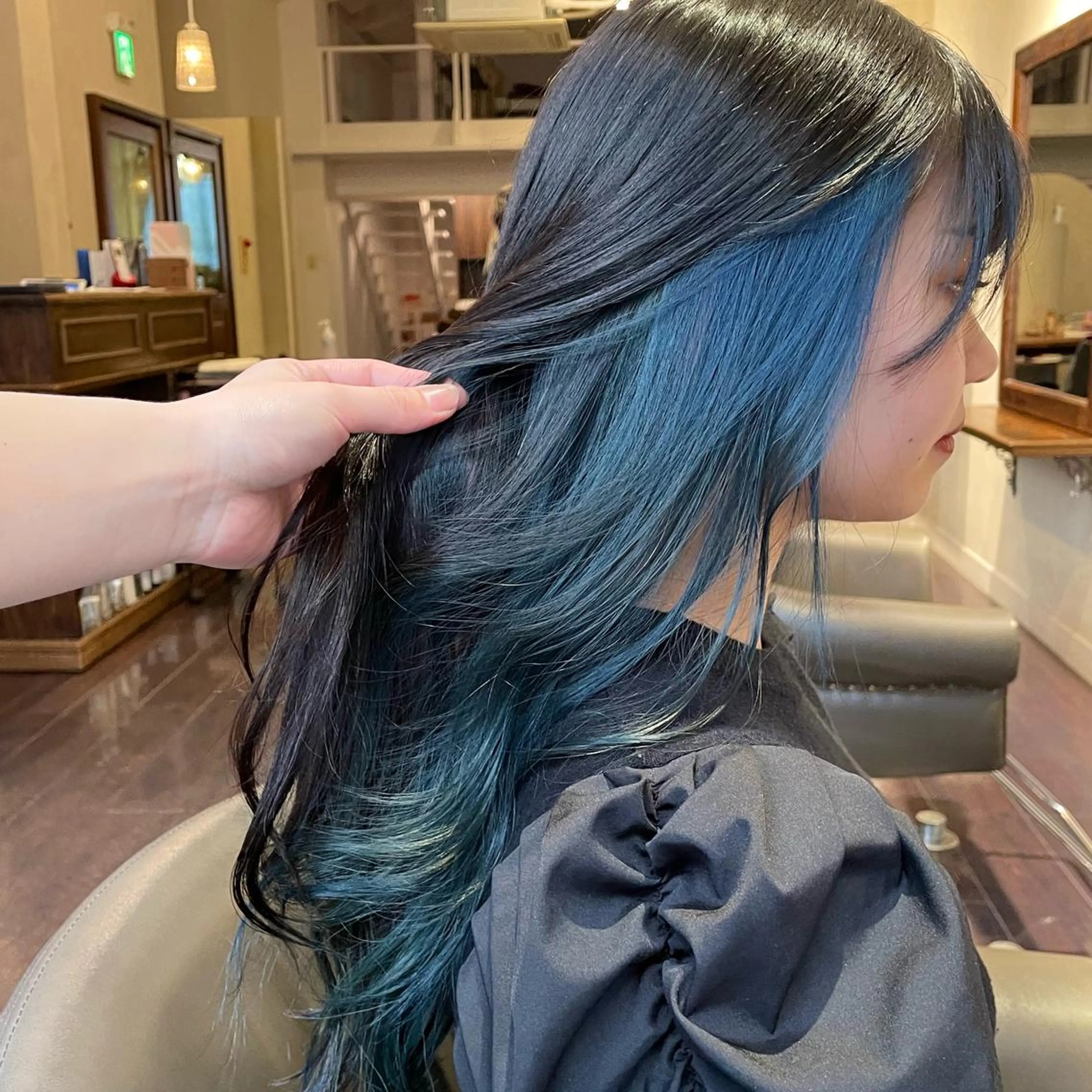 ロング カラー ブリーチ ブルーカラー ロング roost 優のヘアスタイル