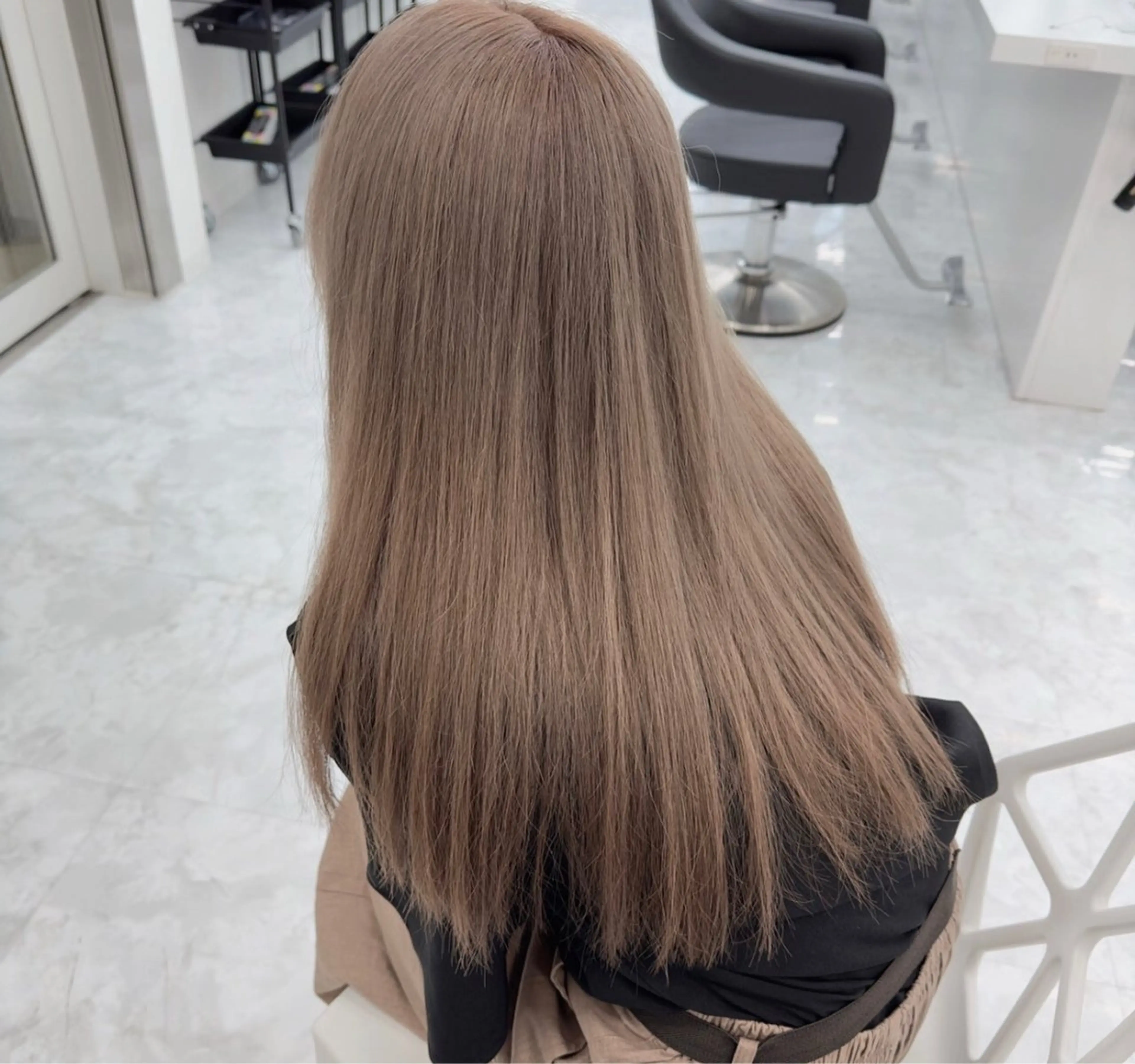 セミロング カラー ヘアアレンジ ベージュカラー ラテベージュ ヘアカラー トリートメント ヘッドスパ ヘアセット 🩵ダメージレス艶感 ハイトーン🩷のヘアスタイル