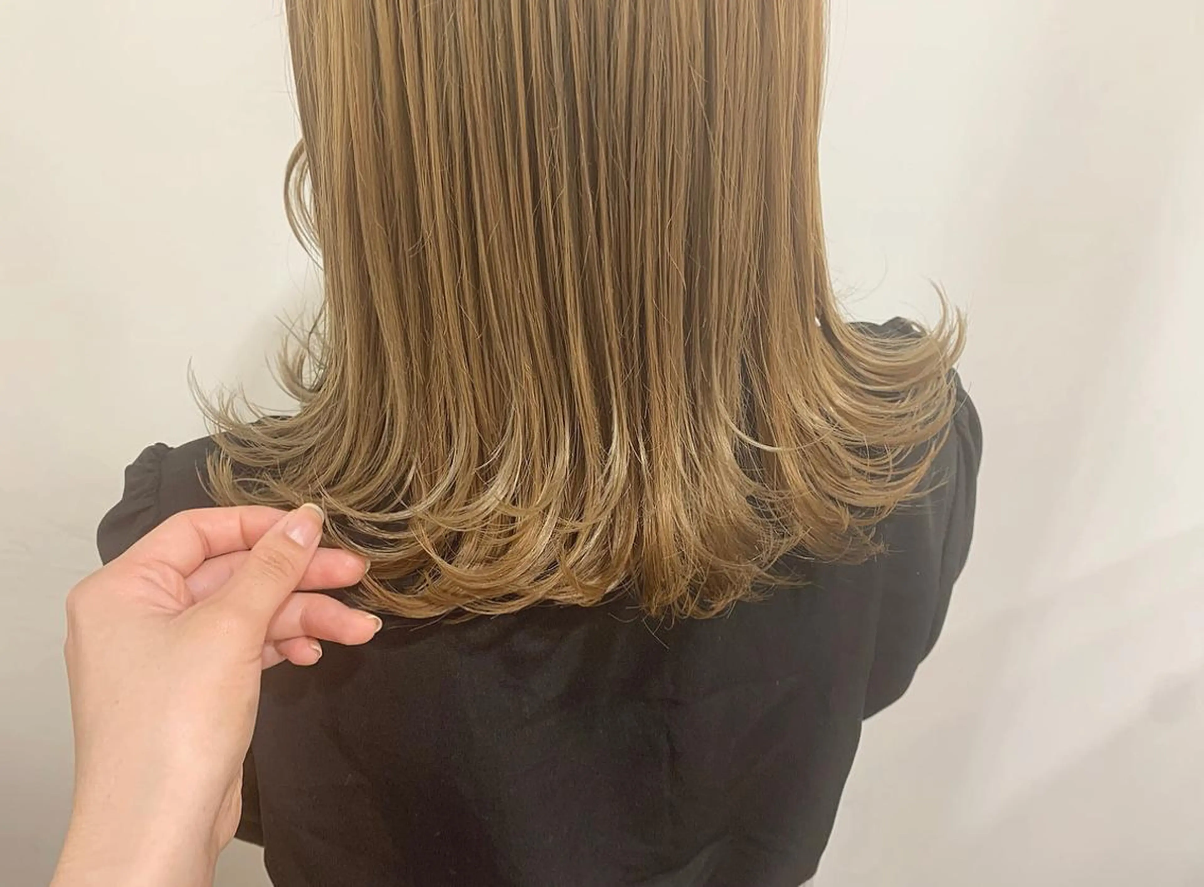 ミディアム カラー ヘアアレンジ ベージュカラー ブリーチ ミルクティーベージュ ヘアカラー たかいわ みきのヘアスタイル