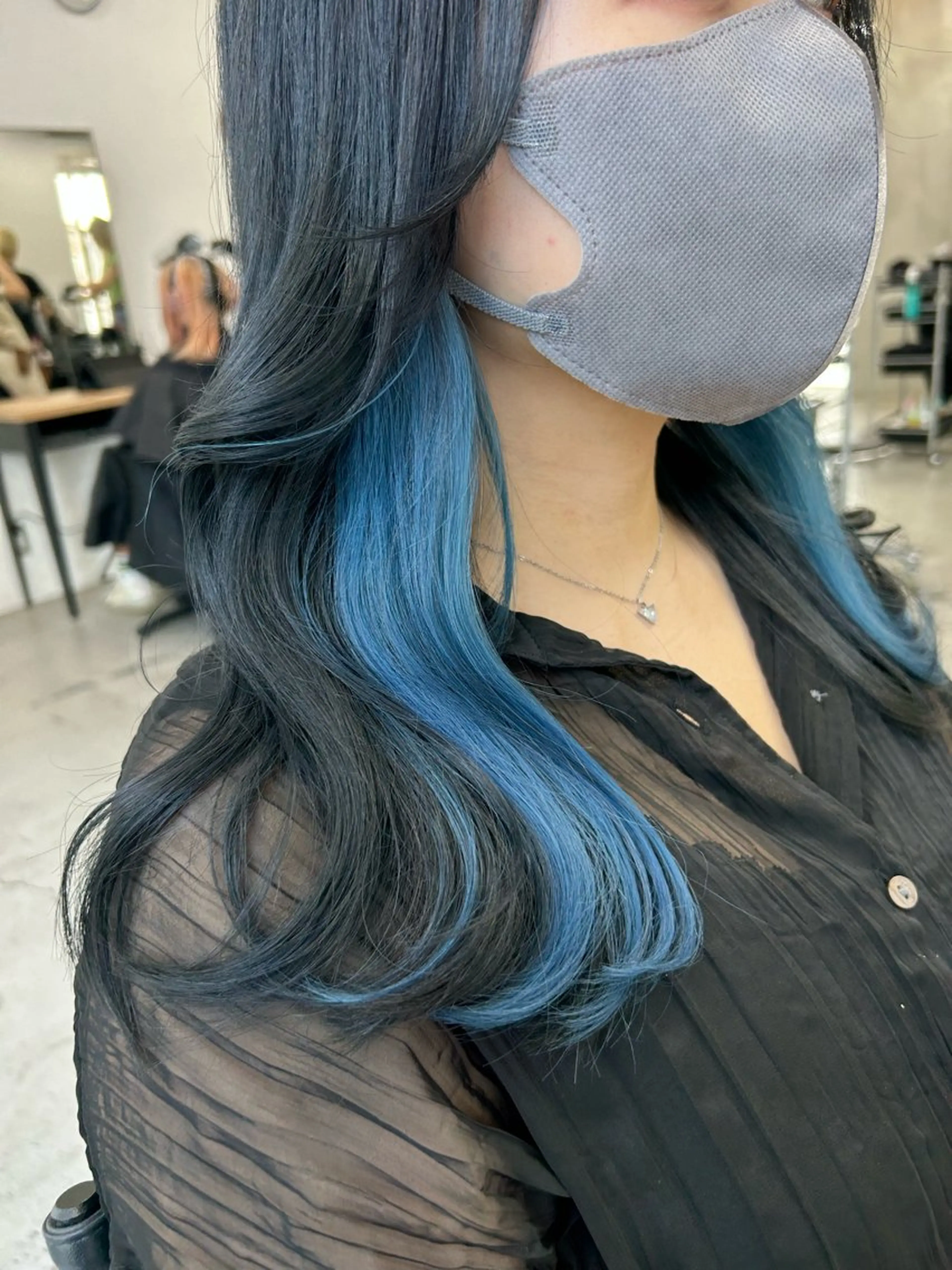 セミロング カラー イヤリングカラー インナーカラー トリートメント RYOSUKE ハイトーンのヘアスタイル