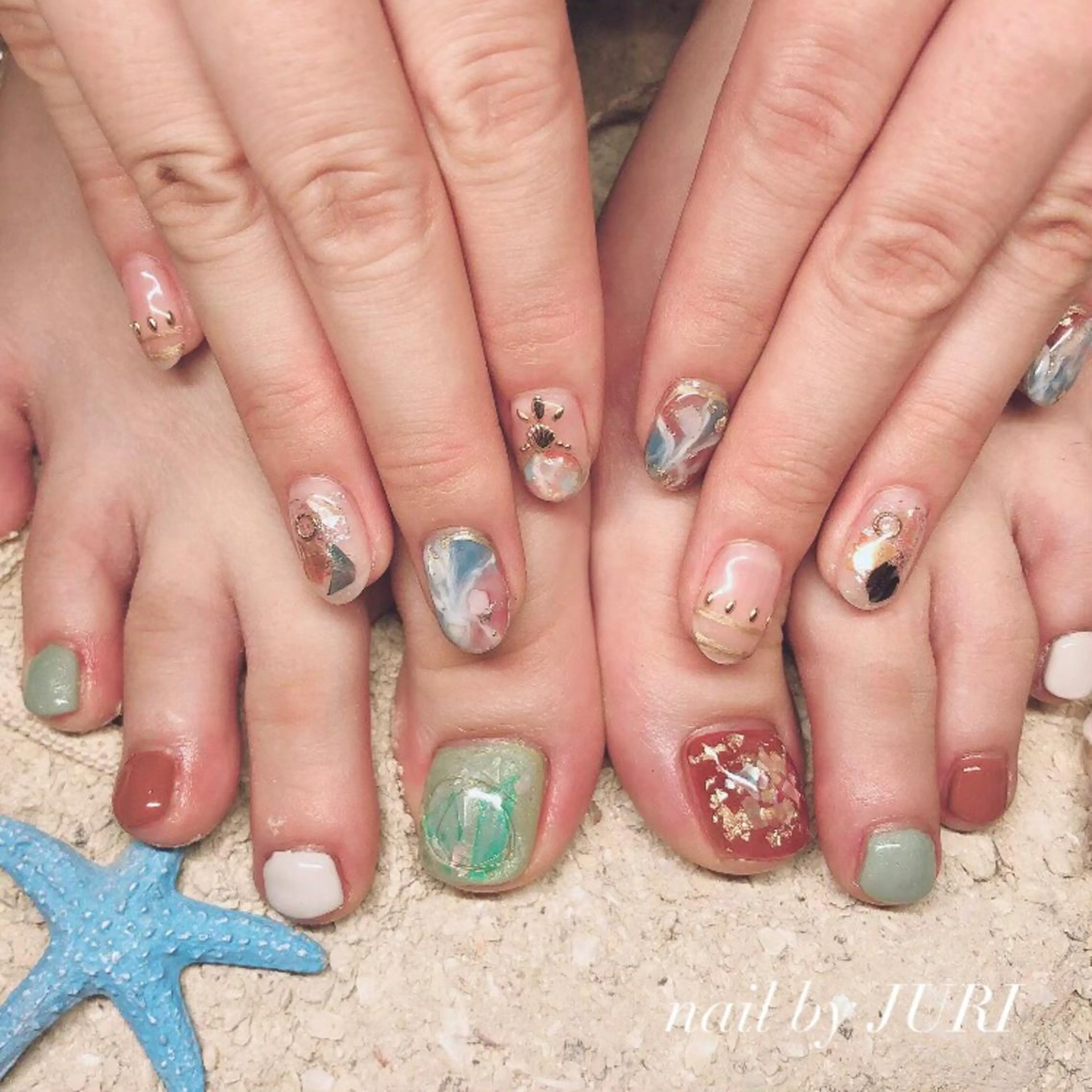 ネイル フットネイル フレンチネイル ジェルネイル ラメ(グリッター) ラメグラデーション NEO Beauty Salon所属・𝐍𝐄𝐎 𝐉𝐔𝐑𝐈のネイルデザイン