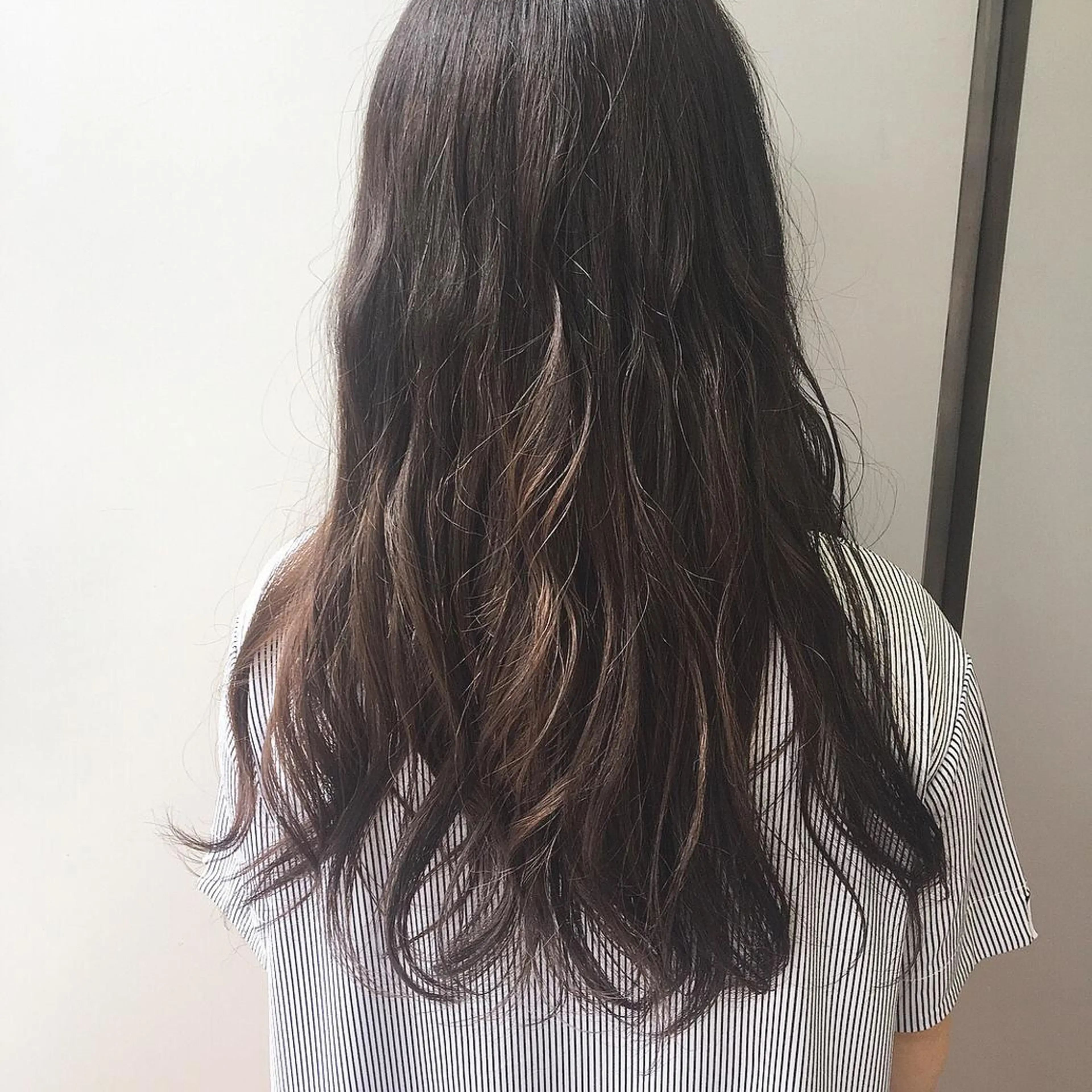 ロング カラー ミルクティーベージュ の魔術師　manaeのヘアスタイル