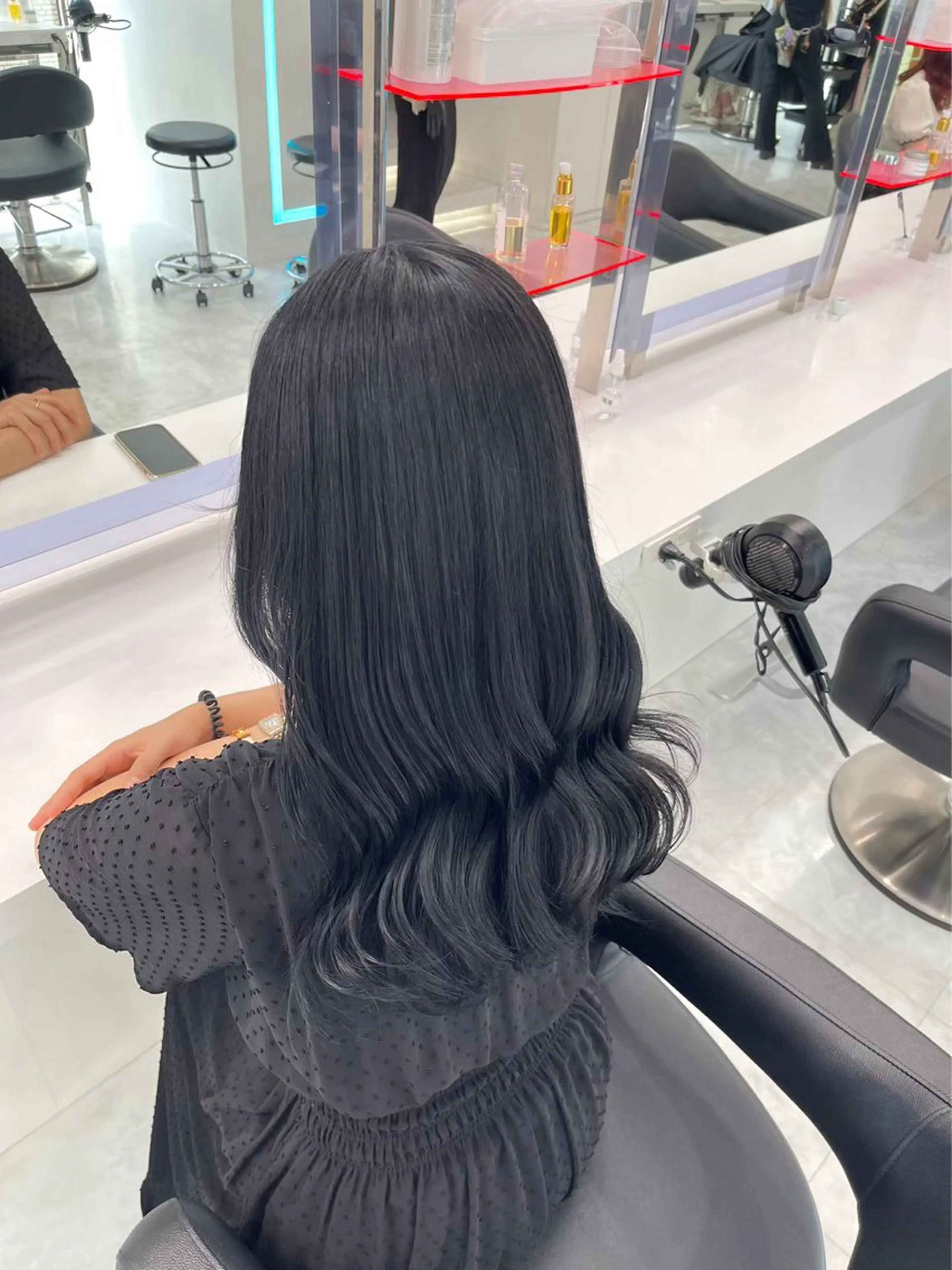 セミロング カラー ヘアアレンジ 黒髪 ブリーチ ブルーカラー ブルーブラック ケアブリーチ 🩵ダメージレス艶感 ハイトーン🩷のヘアスタイル