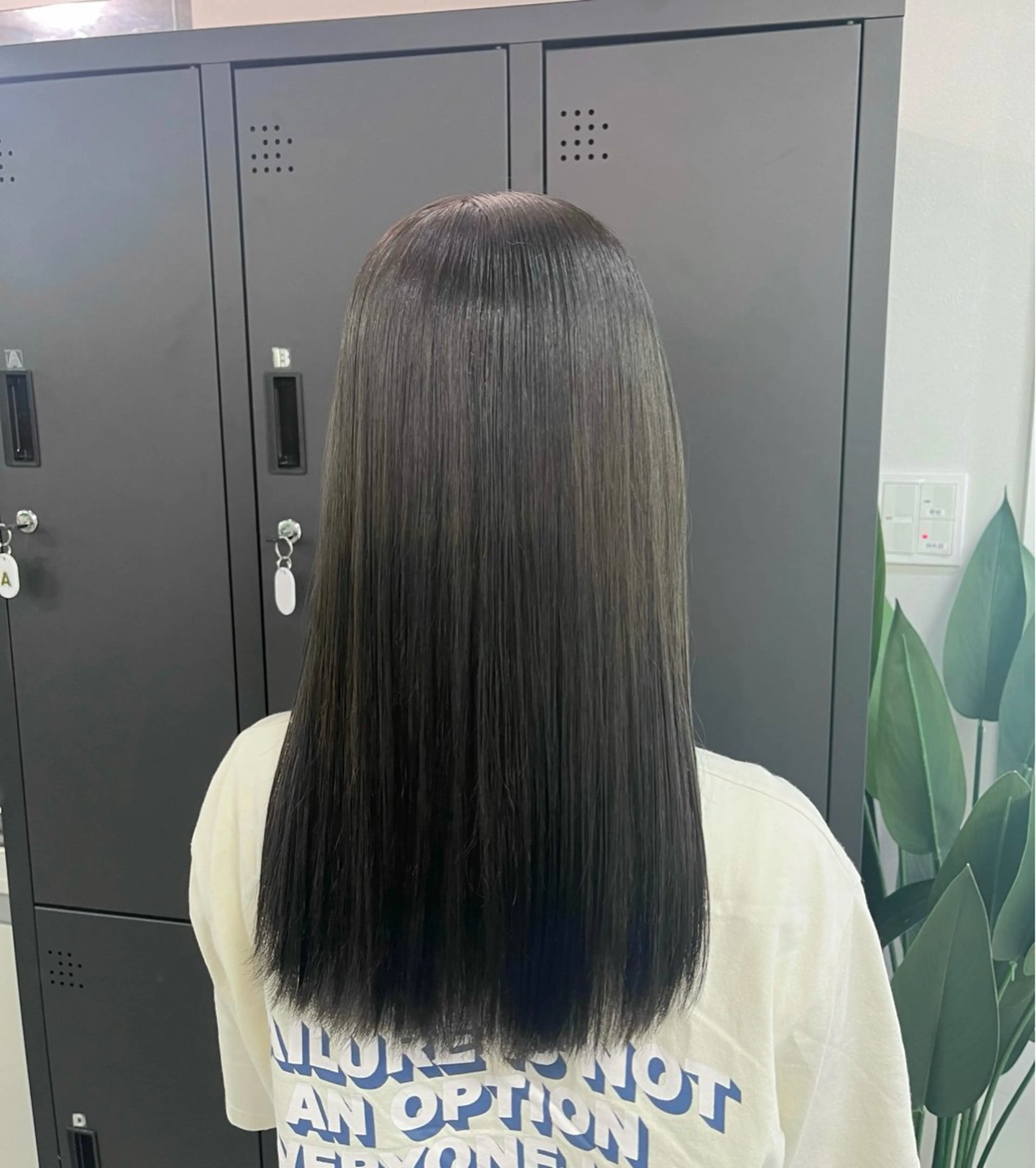 セミロング ハイトーン/艶カラー 𝐧𝐨𝐚のヘアスタイル