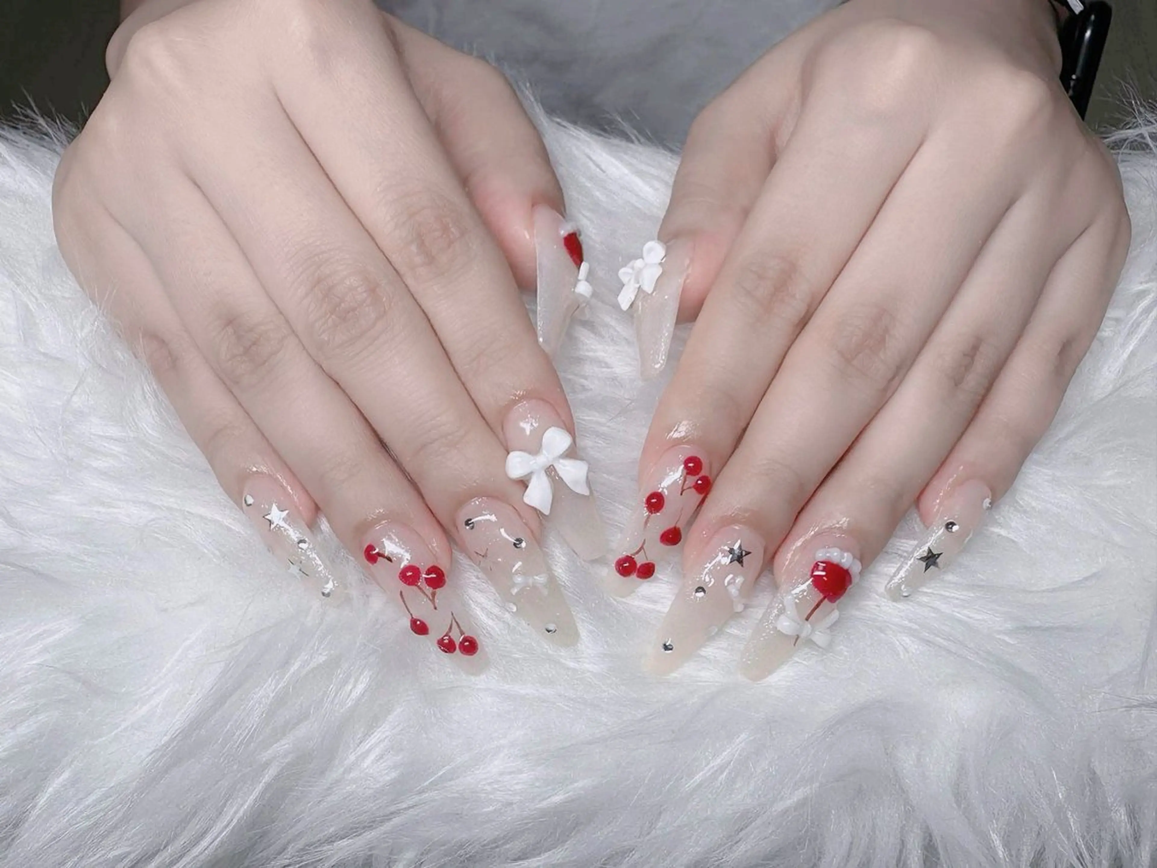 ネイル オーロラネイル フレンチネイル グラデーション 氷ネイル・うるうるネイル キラキラネイル ハンドネイル H.baby Nail Salon所属・H.baby Nail Salonのネイルデザイン