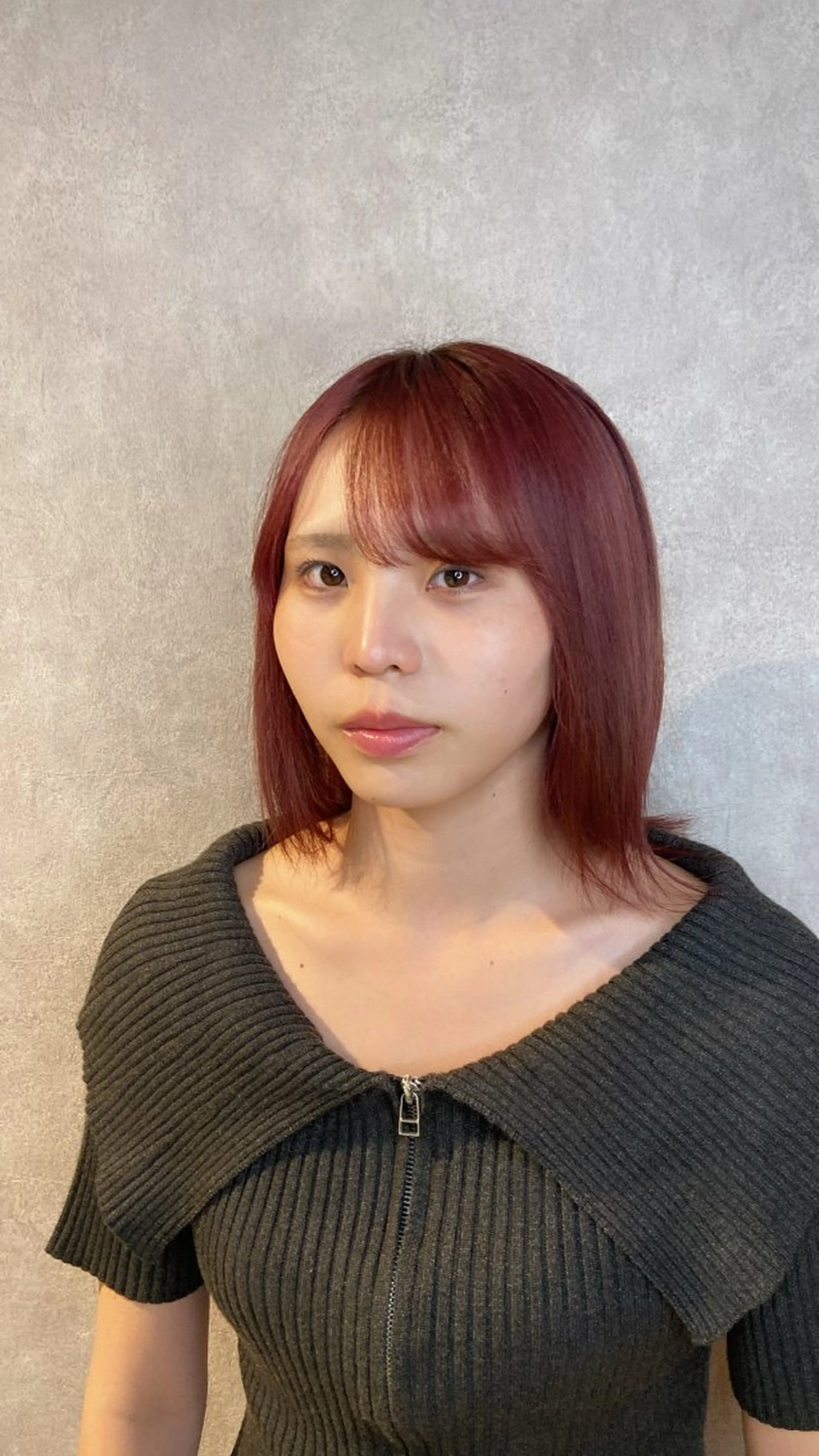 ミディアム カラー レッドカラー 顔周りカット/レイヤ ーカット透明感カラーのヘアスタイル