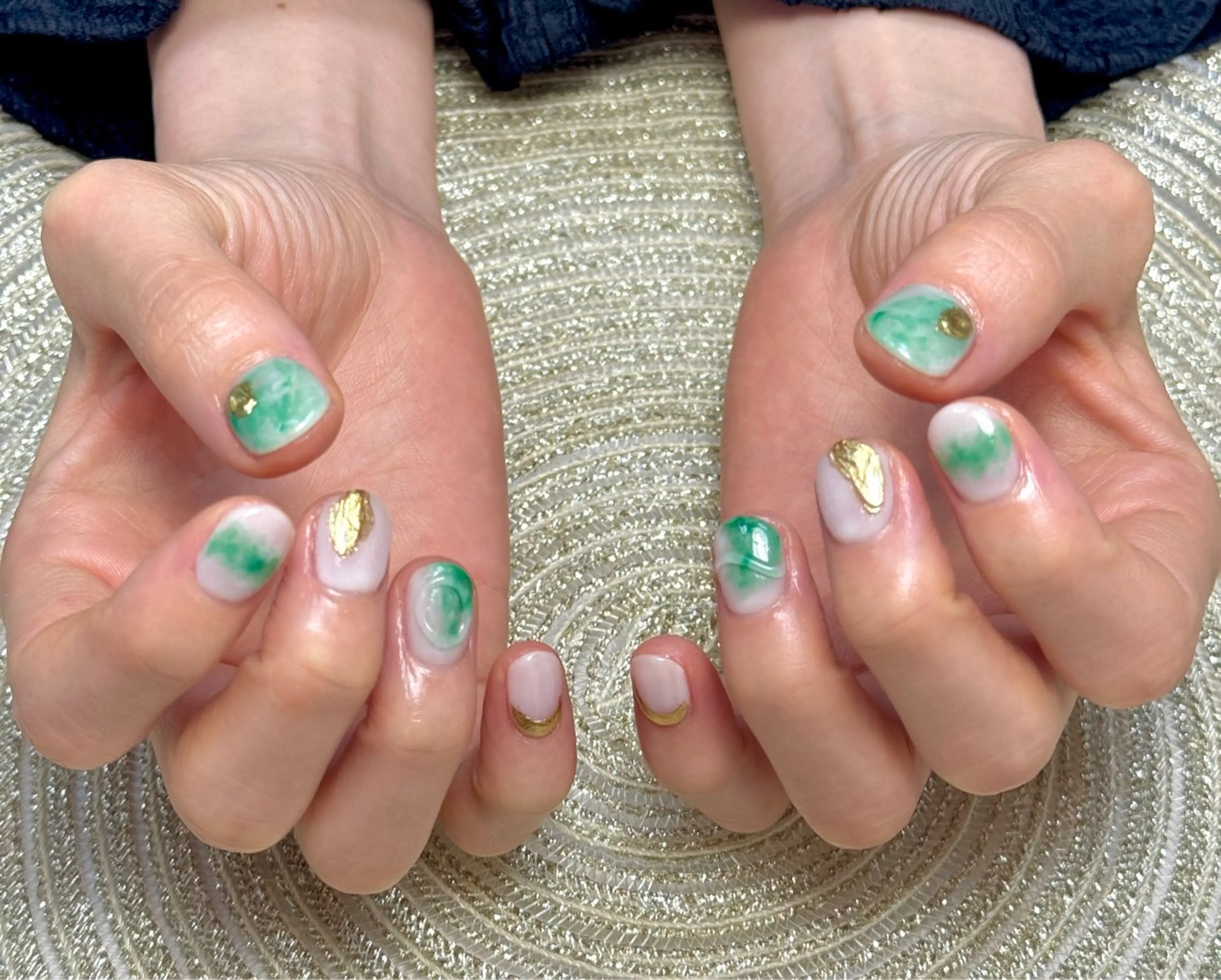 ネイル ゴールド グリーン ニュアンスネイル ハンドネイル MOA NAIL所属・moa nailのネイルデザイン