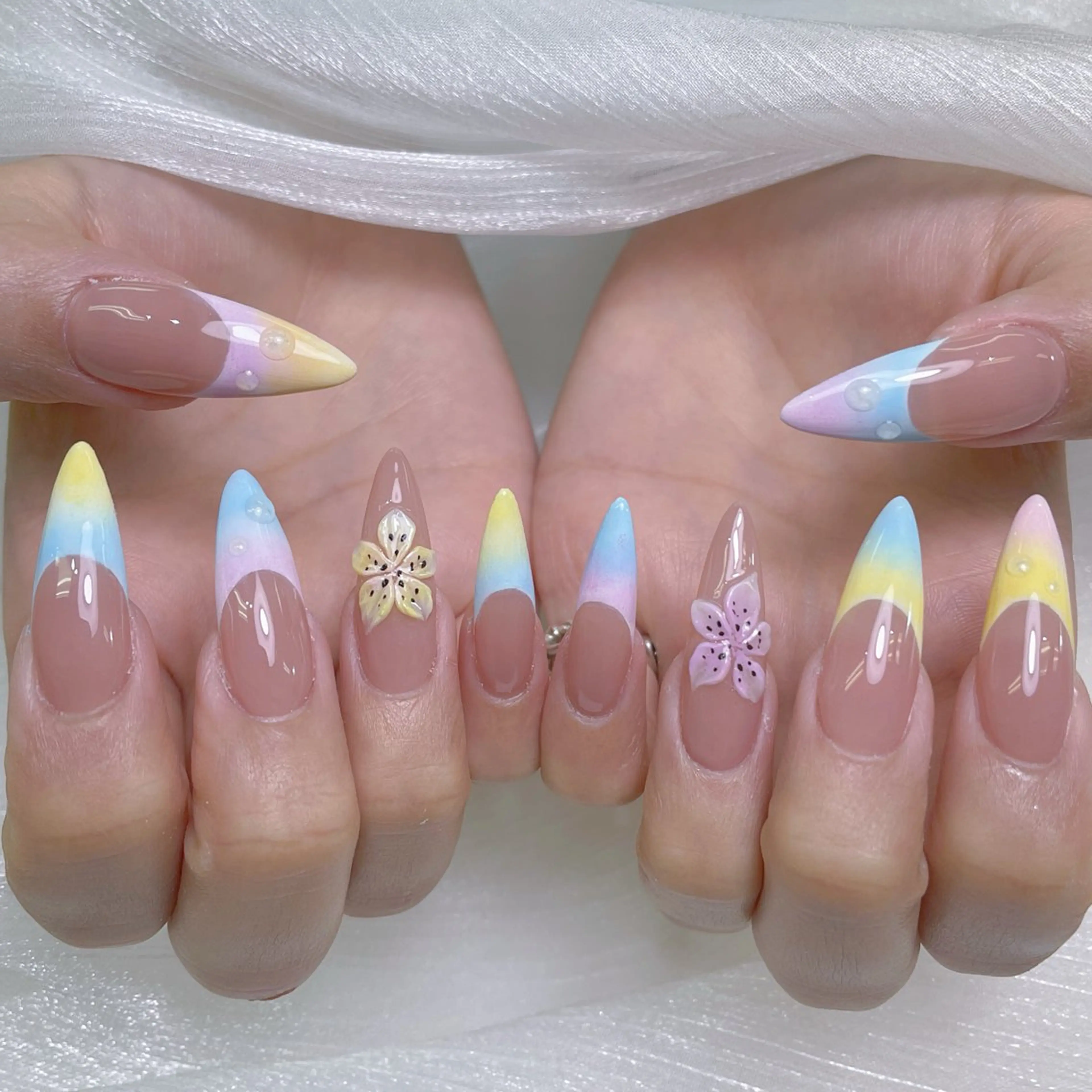 ネイル オーロラネイル フレンチネイル ハート 韓国ネイル レース ハンドネイル MELODY BEAUTY SALON所属・Melody  スカルプ専門店のネイルデザイン