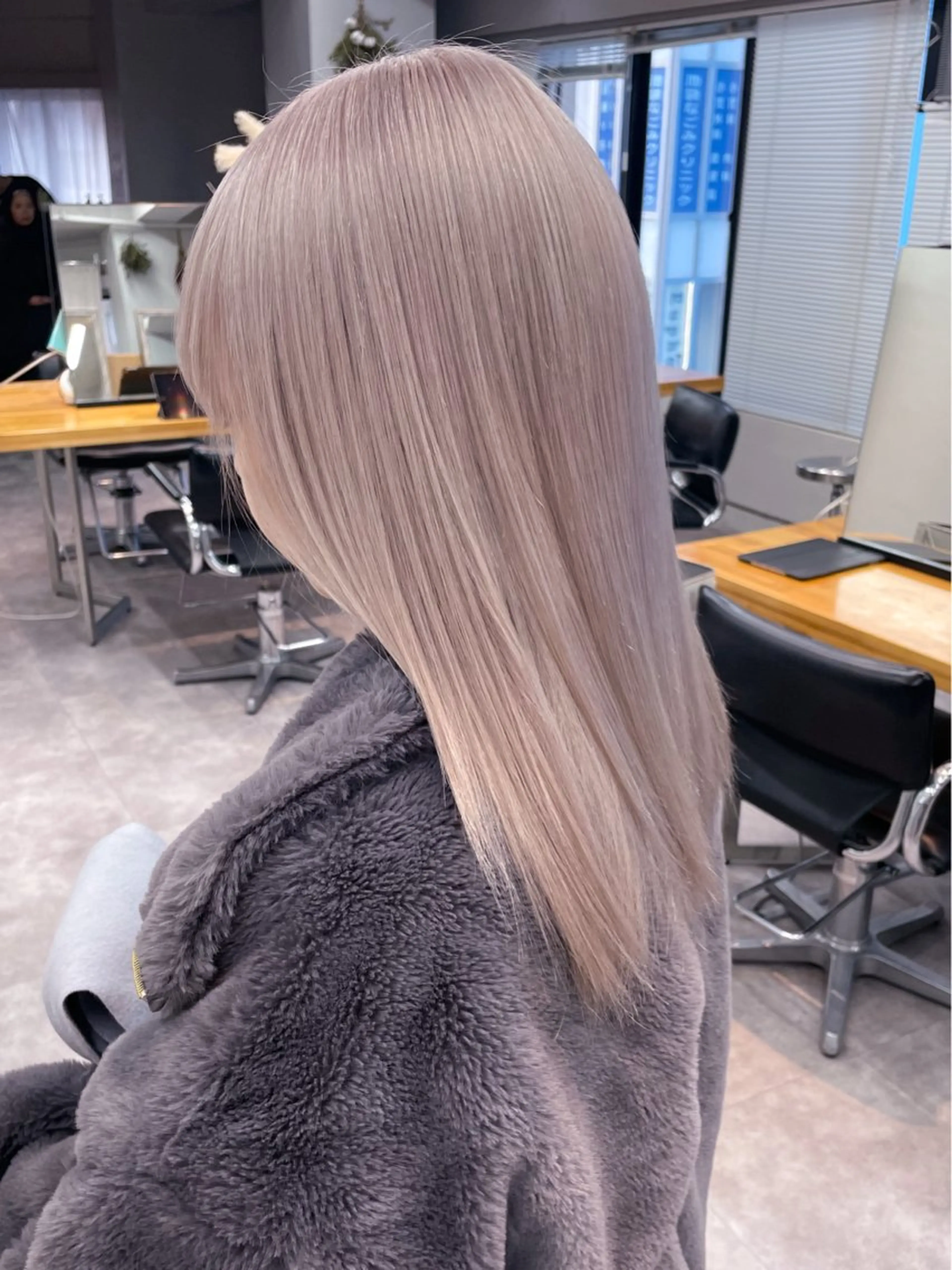 セミロング カラー ヘアカラー 🌸柔らかハイトーン 🧃Shionのヘアスタイル