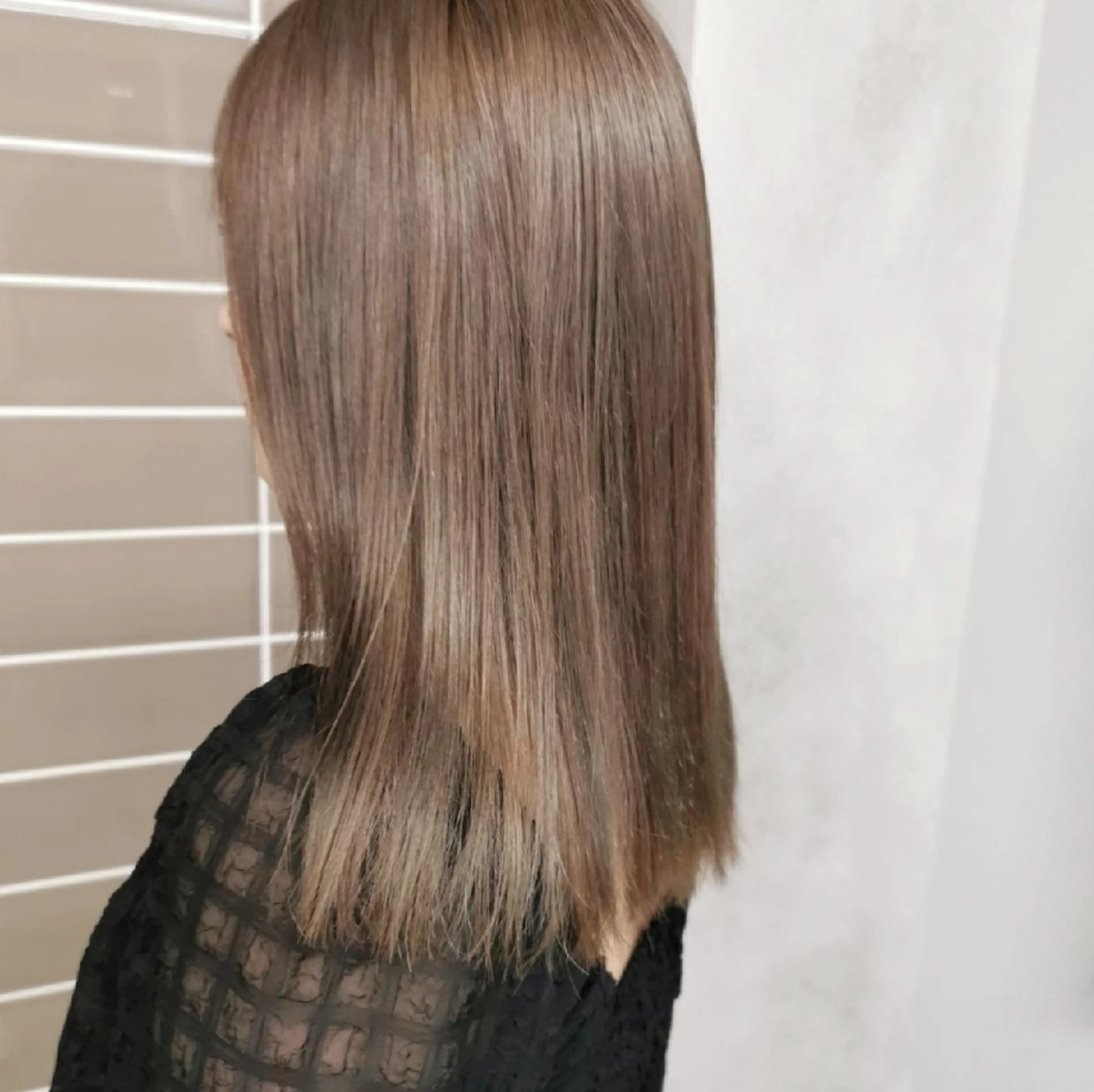 セミロング カラー ベージュカラー ハイトーンカラー ハイトーンベージュ カット ヘアカラー トリートメント レイヤー/髪質改善カ ラ-🤍津田奈々美‎のヘアスタイル