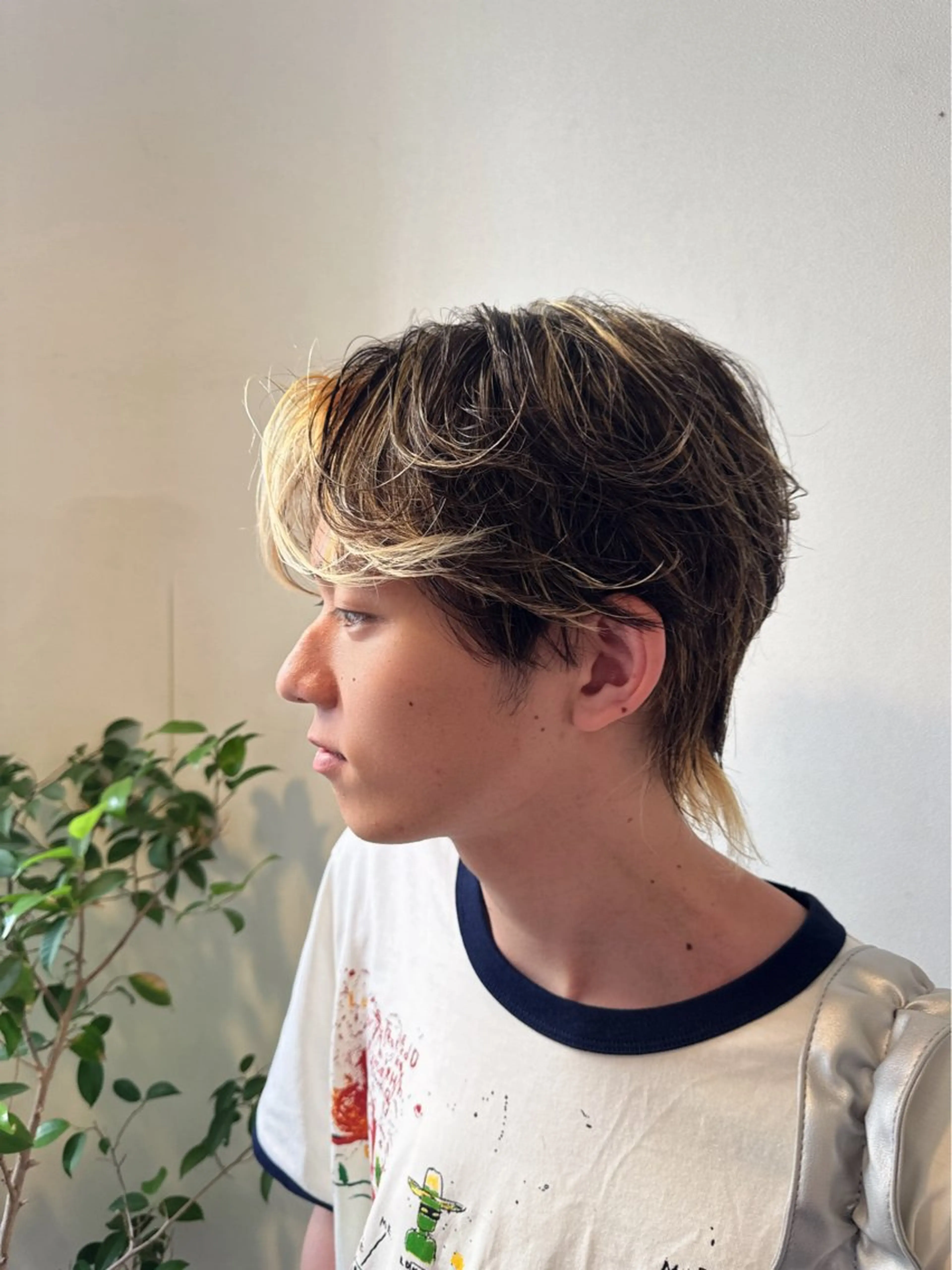 カラー メンズ ヘアカラー ラウンドマッシュシャ ドウニュアンスパーマのヘアスタイル
