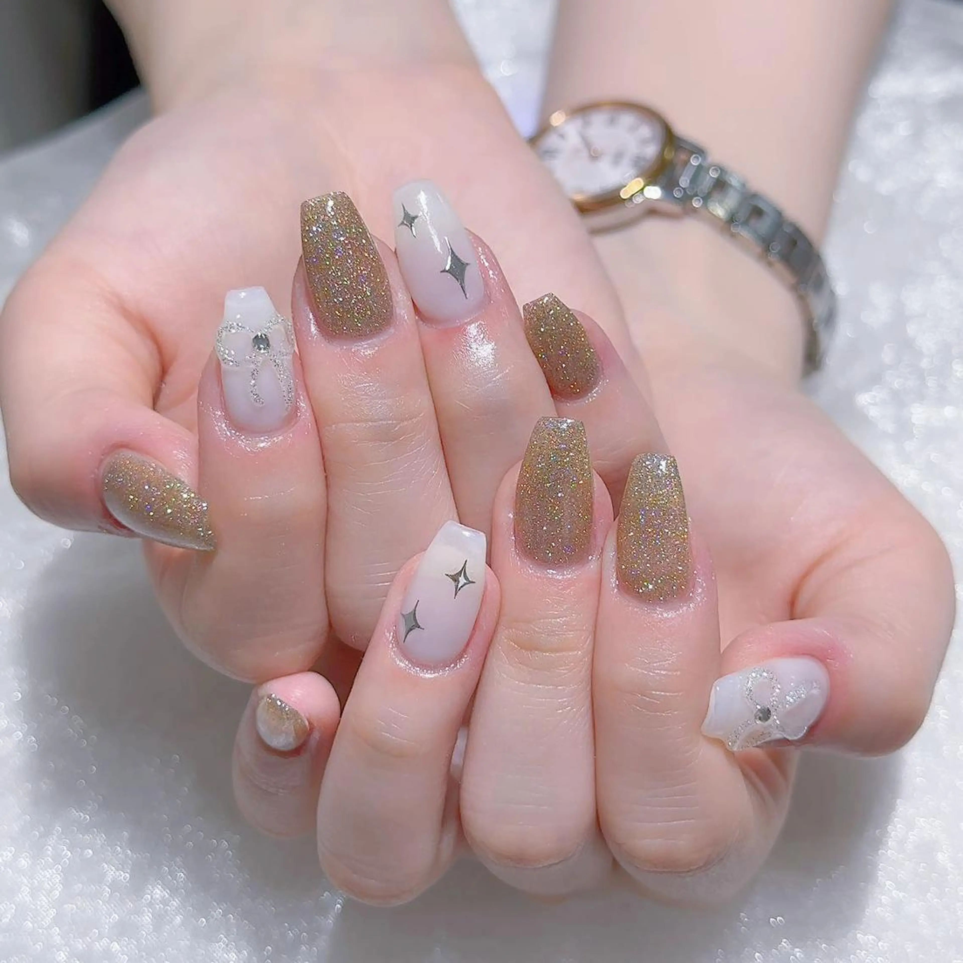 ネイル チークネイル ジェルネイル キラキラネイル マグネットネイル 持ち込み ハンドネイル Queens 新宿本店のネイルデザイン