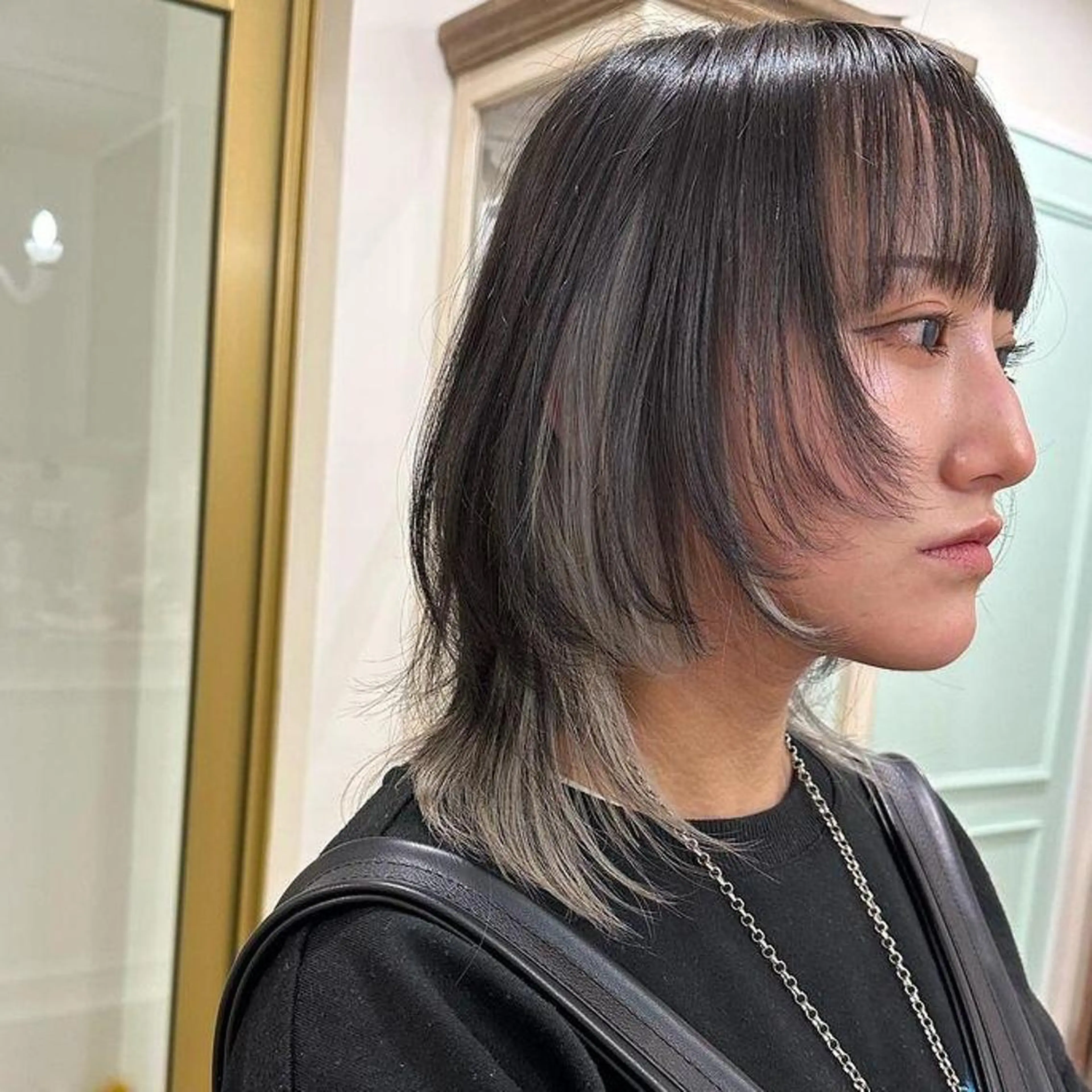 ミディアム カラー ブリーチ シルバー ホワイトシルバー ORIKA 美容室のヘアスタイル
