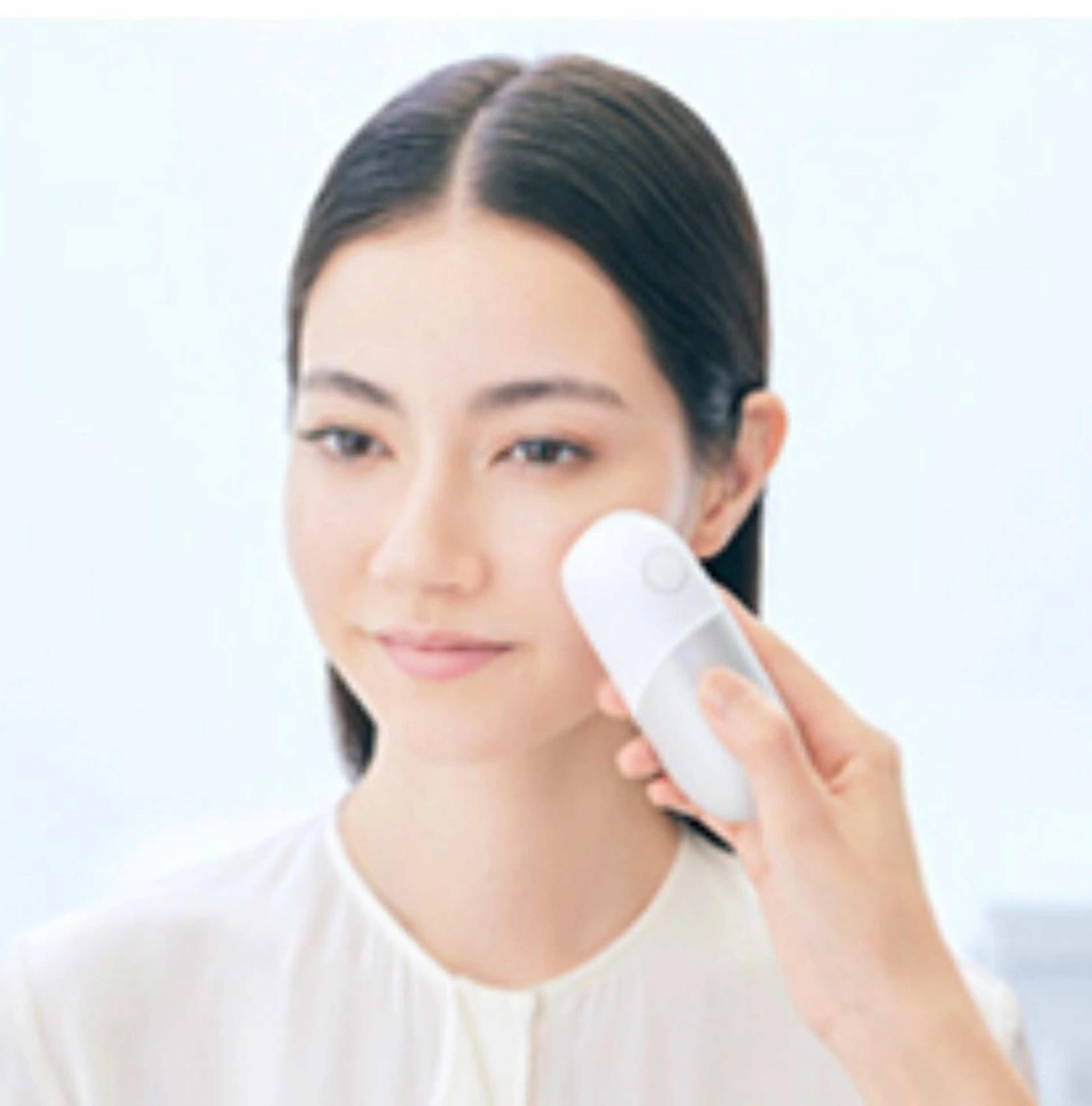 専用の肌カメラとAI動画分析で、お肌の今の状態から近い未来の