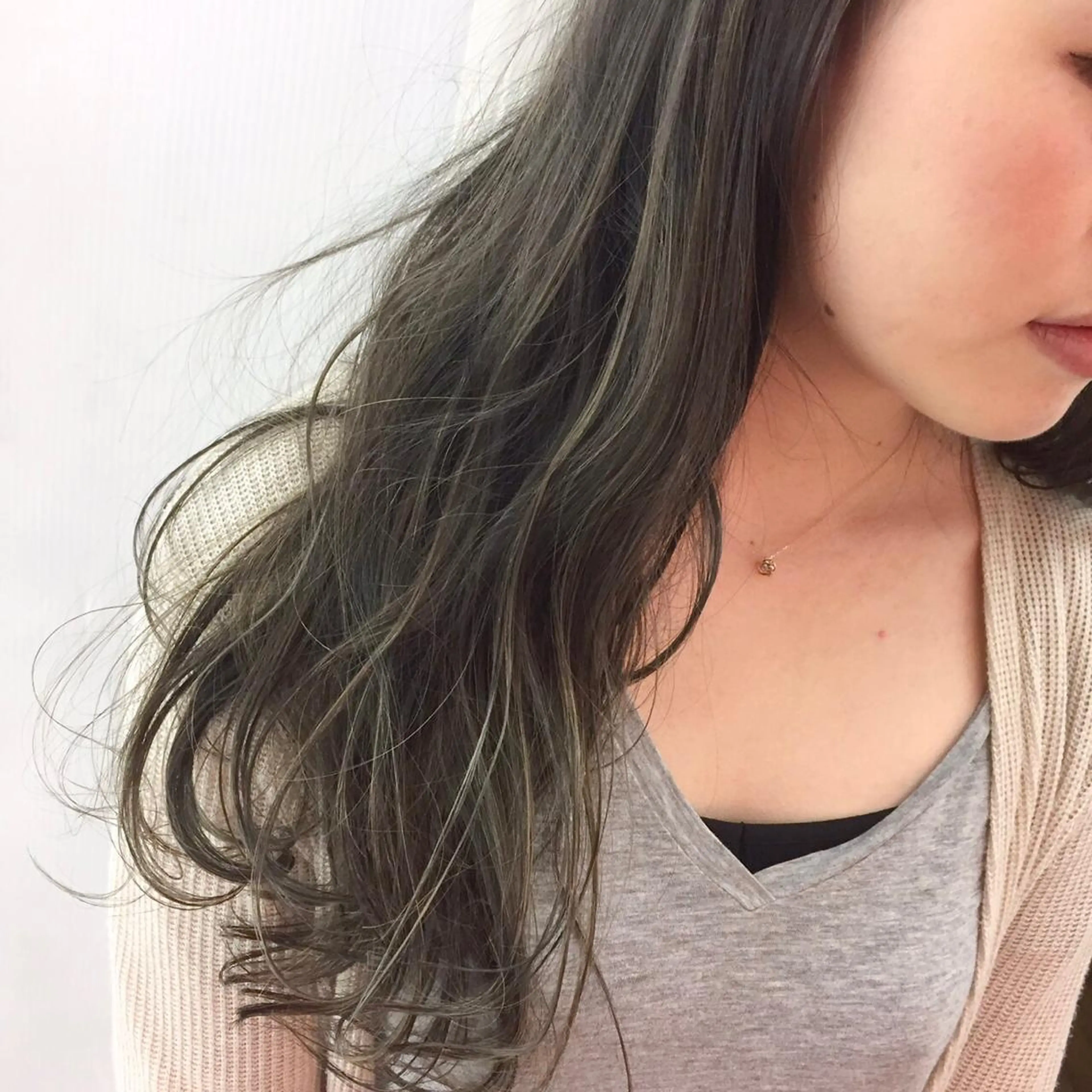 ロング カラー グレージュ ハイライトカラー カーキグレージュ 3Dハイライト ハイライト ブリーチ無しカラー 👑店長　平松　由のヘアスタイル