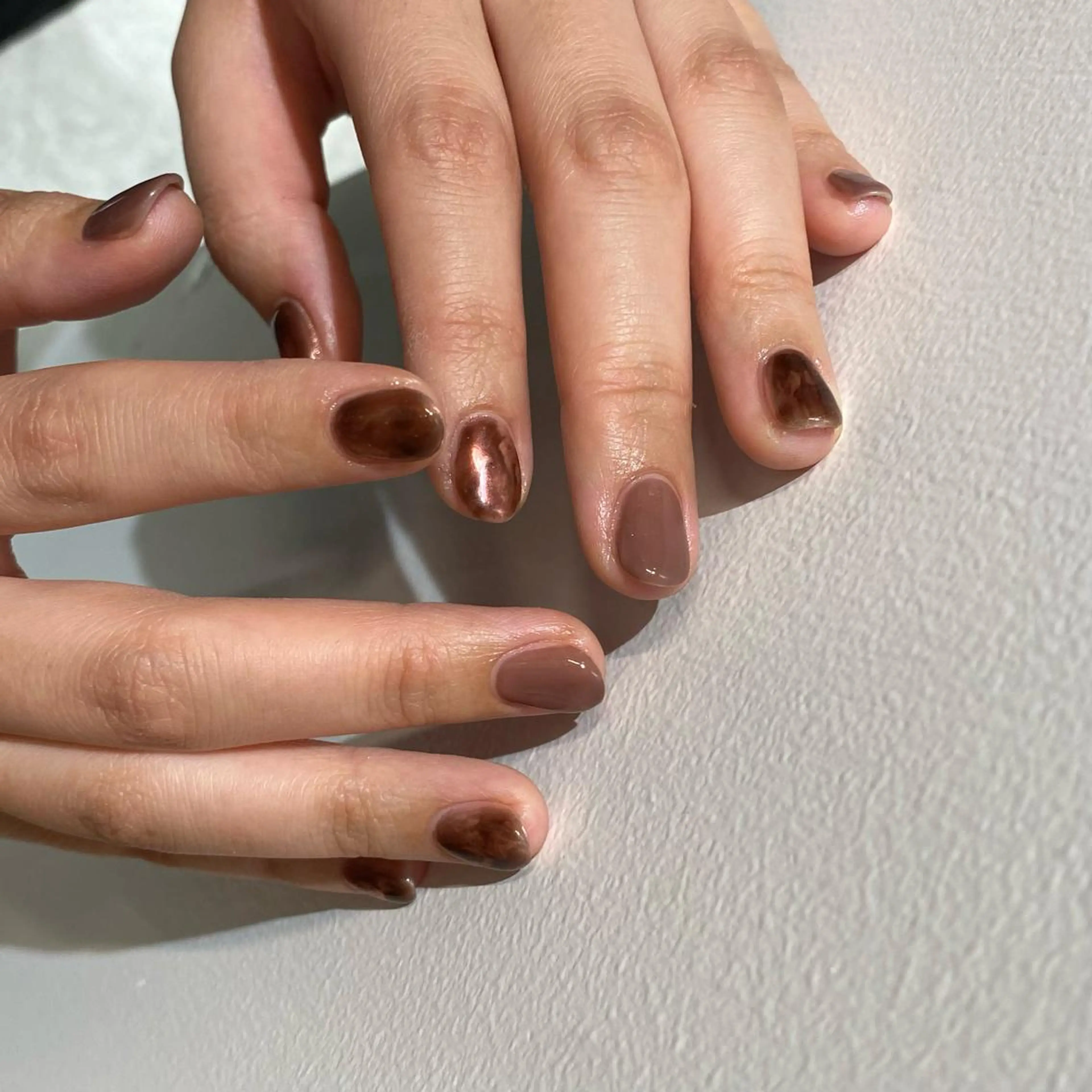 ネイル ブラウン ピンク ハンドネイル nable.所属・望月 実莉のネイルデザイン