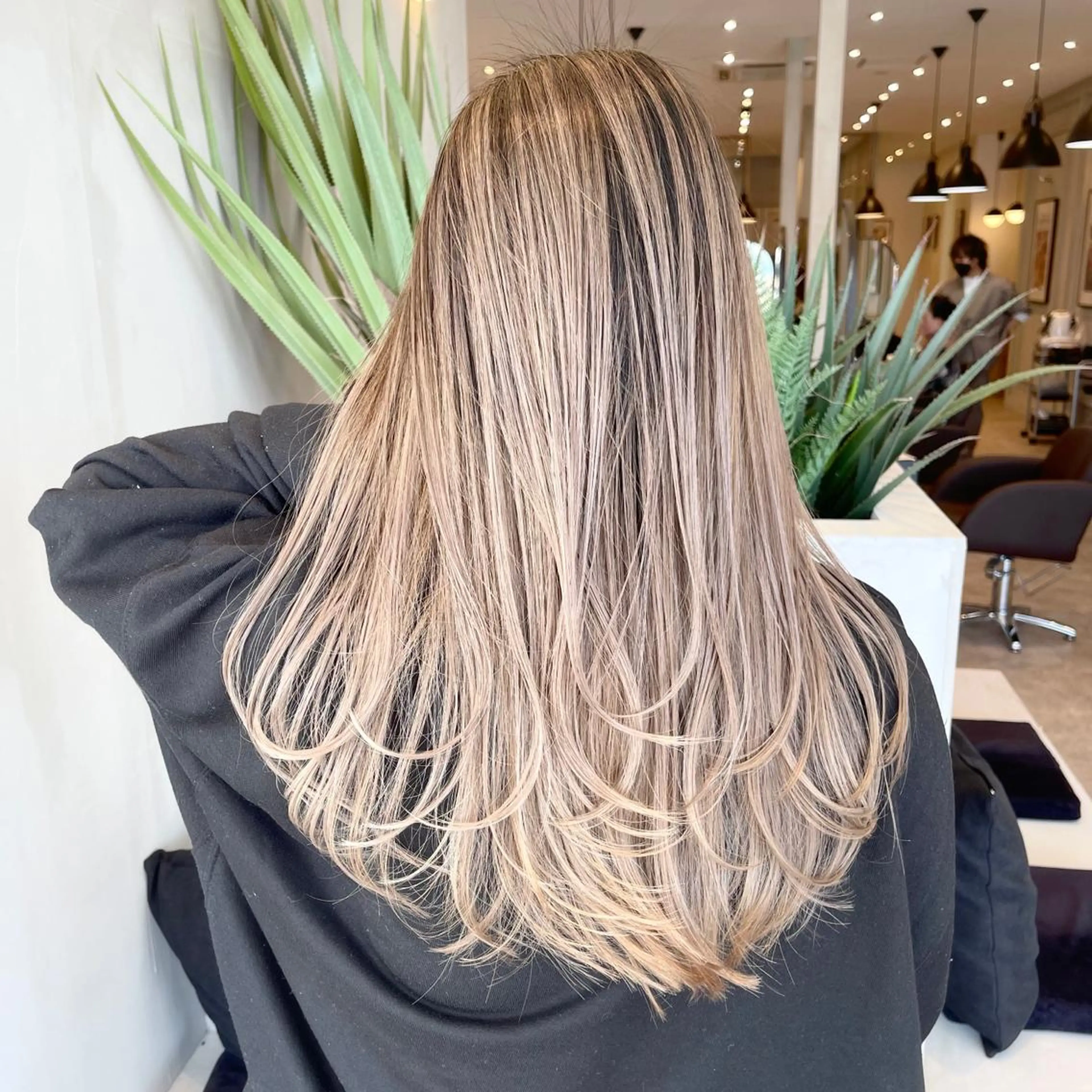 セミロング カラー ヘアアレンジ バレイヤージュ デザインカラー ハイライトカラー 外国人風カラー ハイライト カット ヘアカラー トリートメント アンドウ ユウ/ レイヤーカット/韓国のヘアスタイル