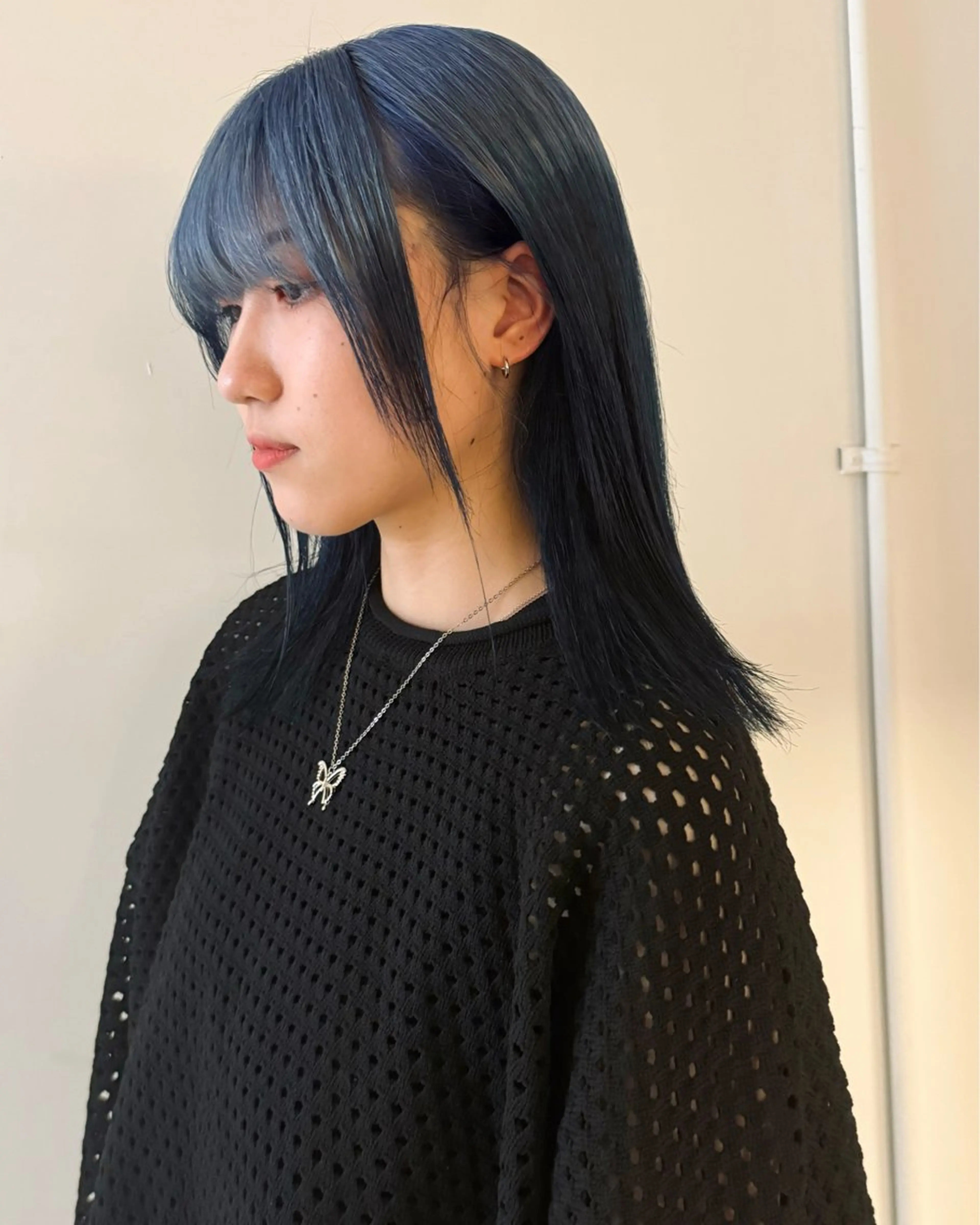 セミロング カラー ブルーカラー デザインカラー ネイビーカラー 小顔カット ヘアカラー RAIMA ハイトーンレイヤーのヘアスタイル