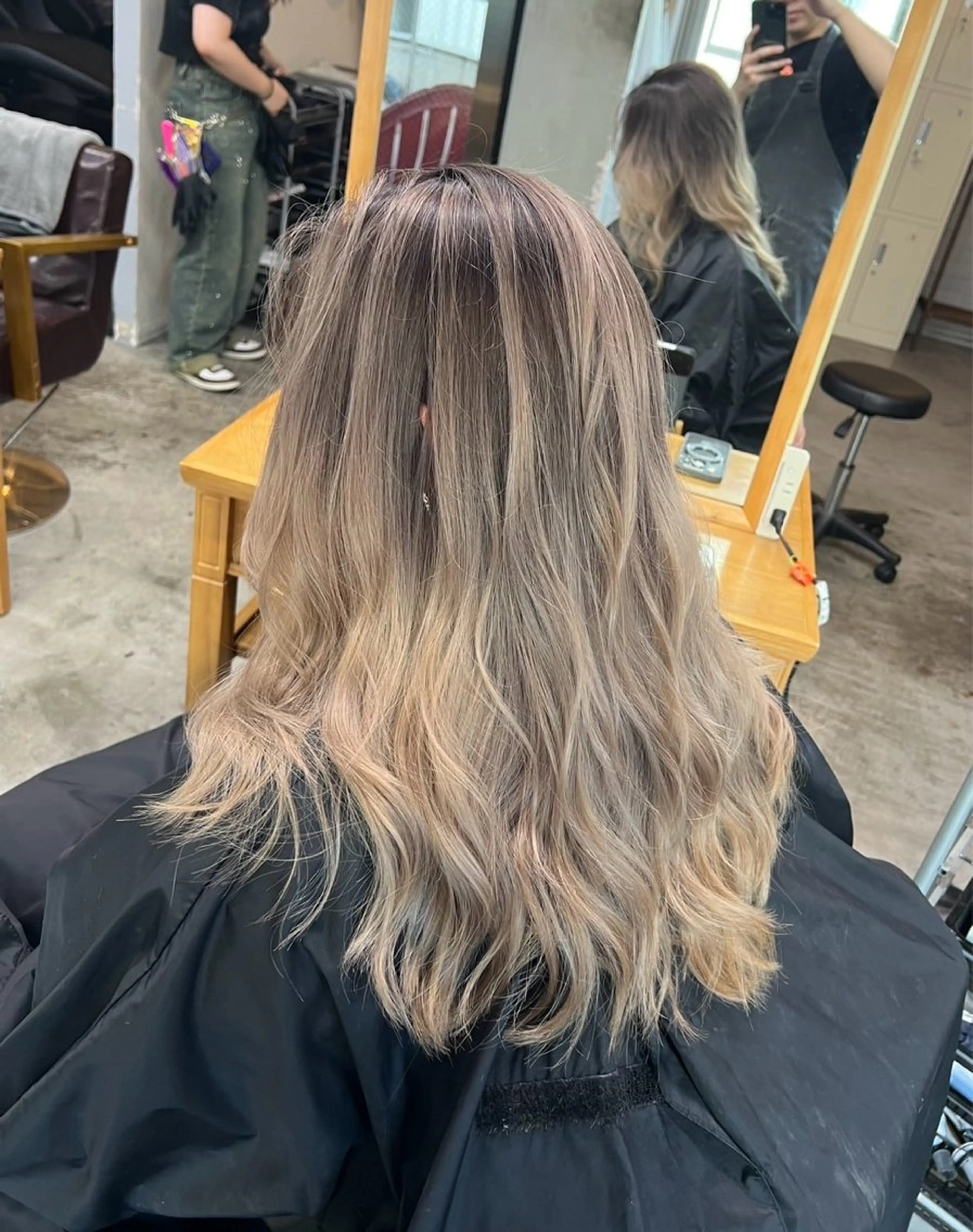 セミロング カラー バレイヤージュ ベージュカラー ホワイトベージュ レイヤーカット ヘアカラー トリートメント ROBIN所属・指名数No.1 /NAOYAのヘアスタイル