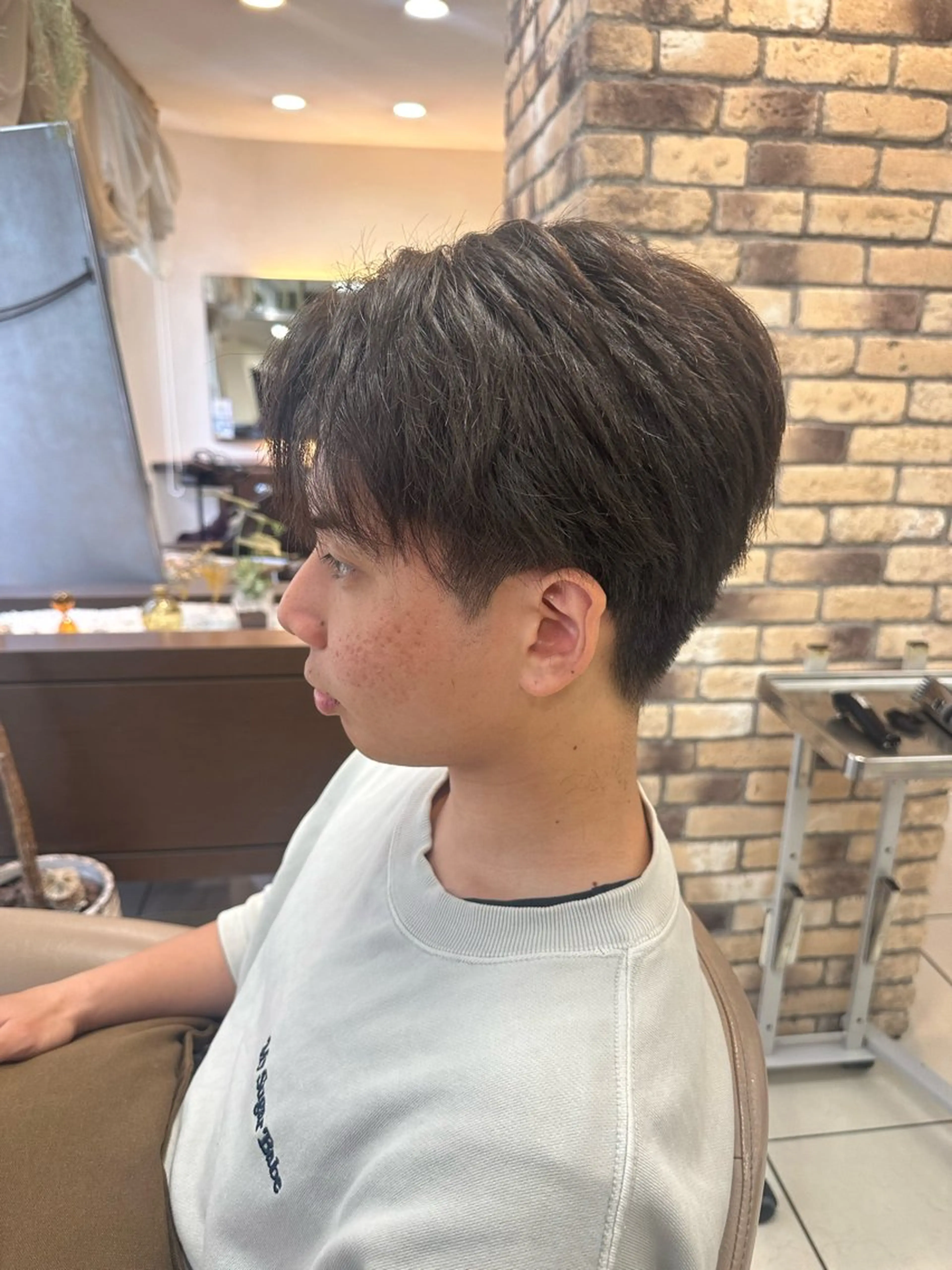 メンズ カット ラウンドマッシュシャ ドウニュアンスパーマのヘアスタイル