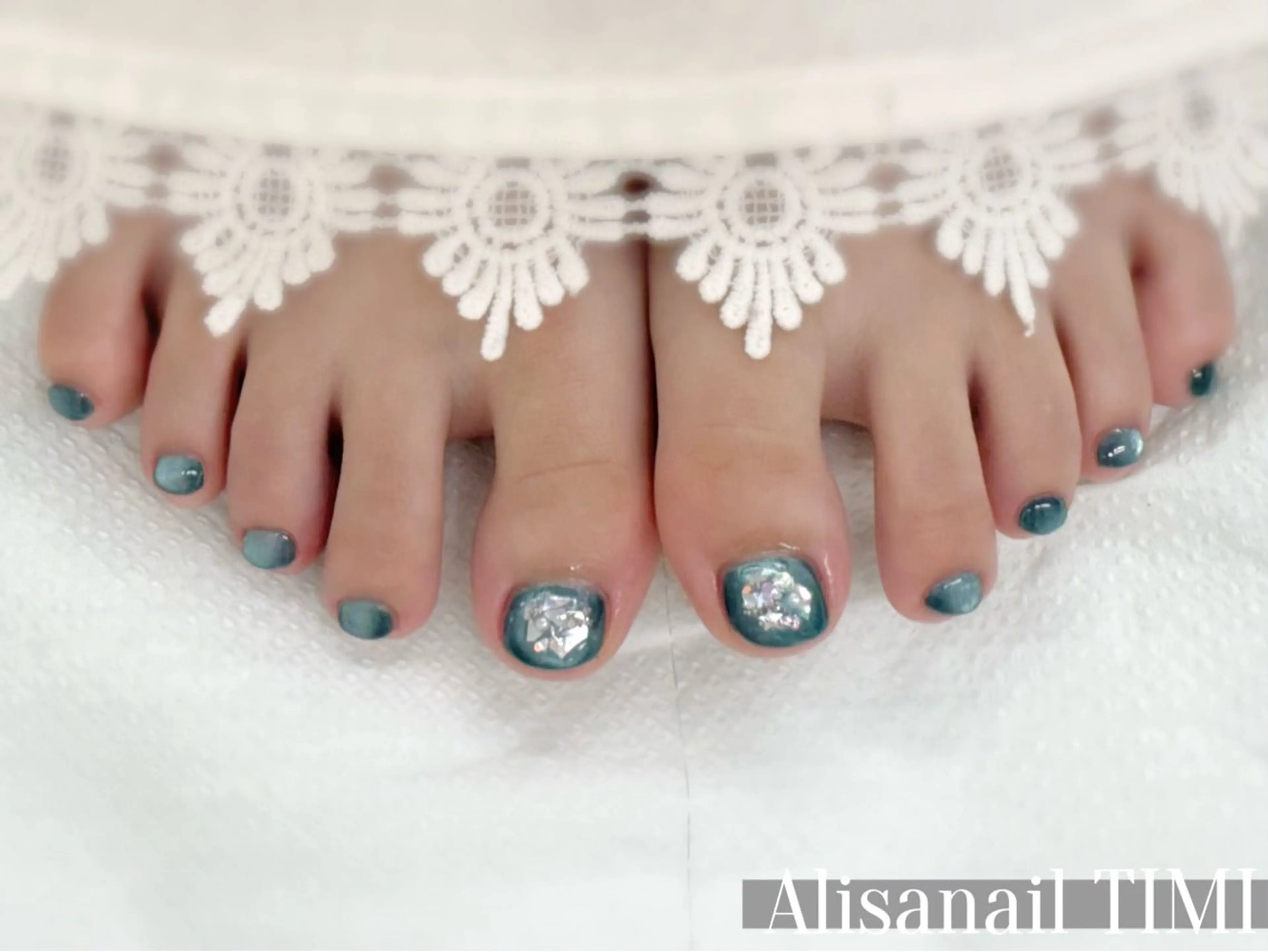 ネイル ブルー フットネイル グリーン ラメ(グリッター) マグネットネイル フットネイル Alisa nail Timiのネイルデザイン