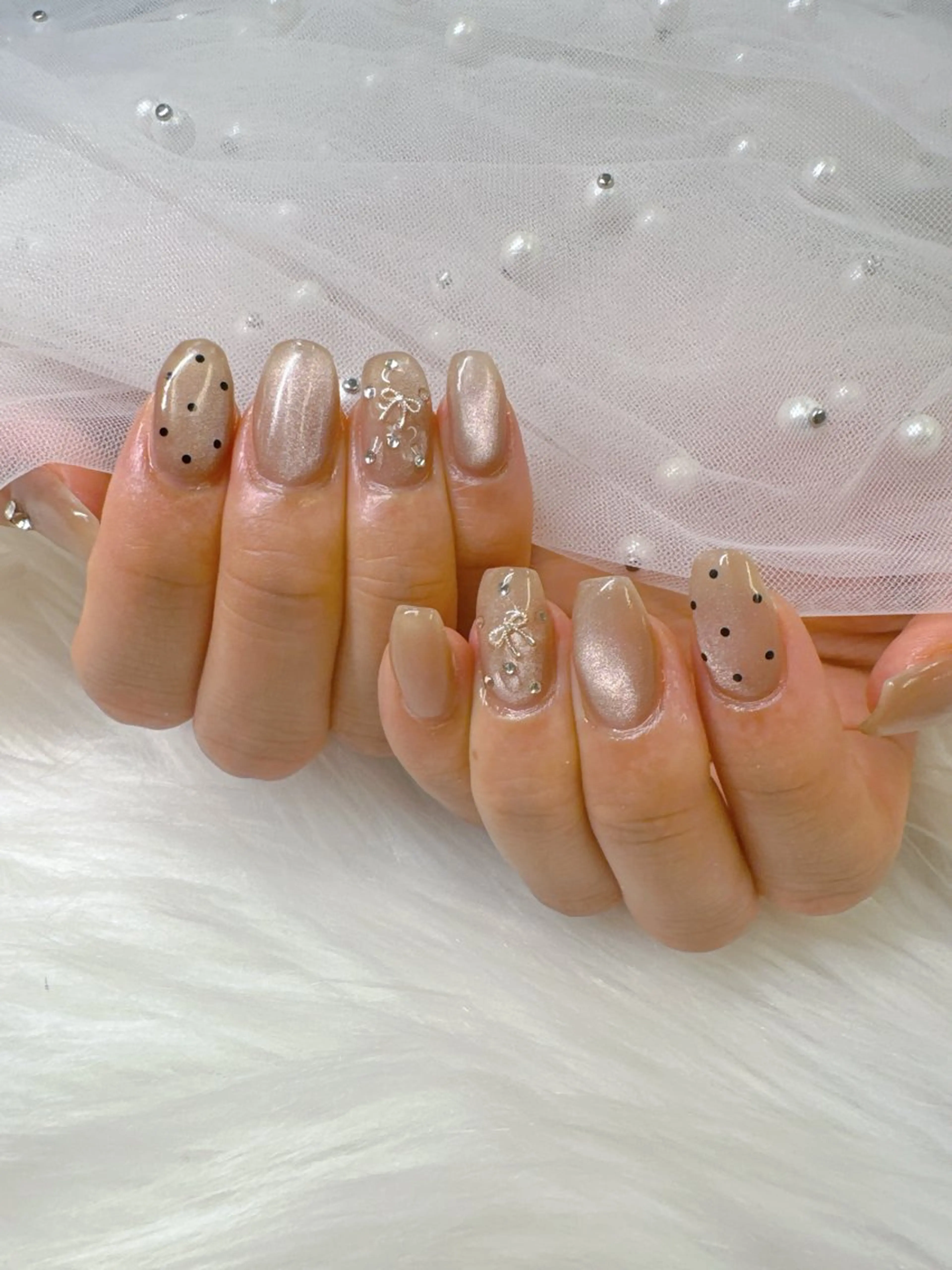 ネイル ボルドー チークネイル ドット 長さ出し フレンチネイル ハンドネイル クイーンズネイル銀座所属・Queeens nailのネイルデザイン