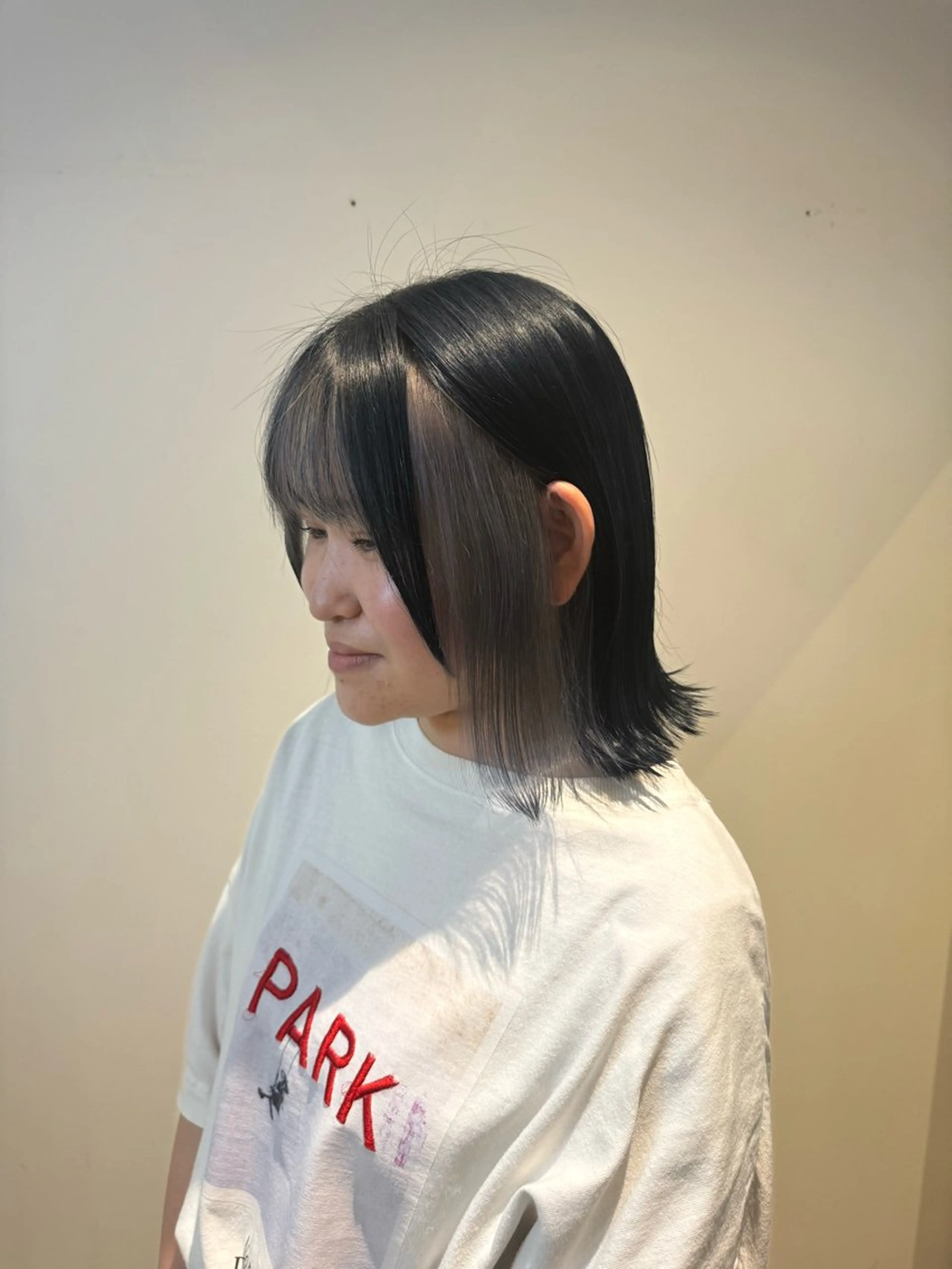 ミディアム カラー 黒髪 ブルーカラー ブルーブラック インナーカラー シルバー 吉留 文月のヘアスタイル