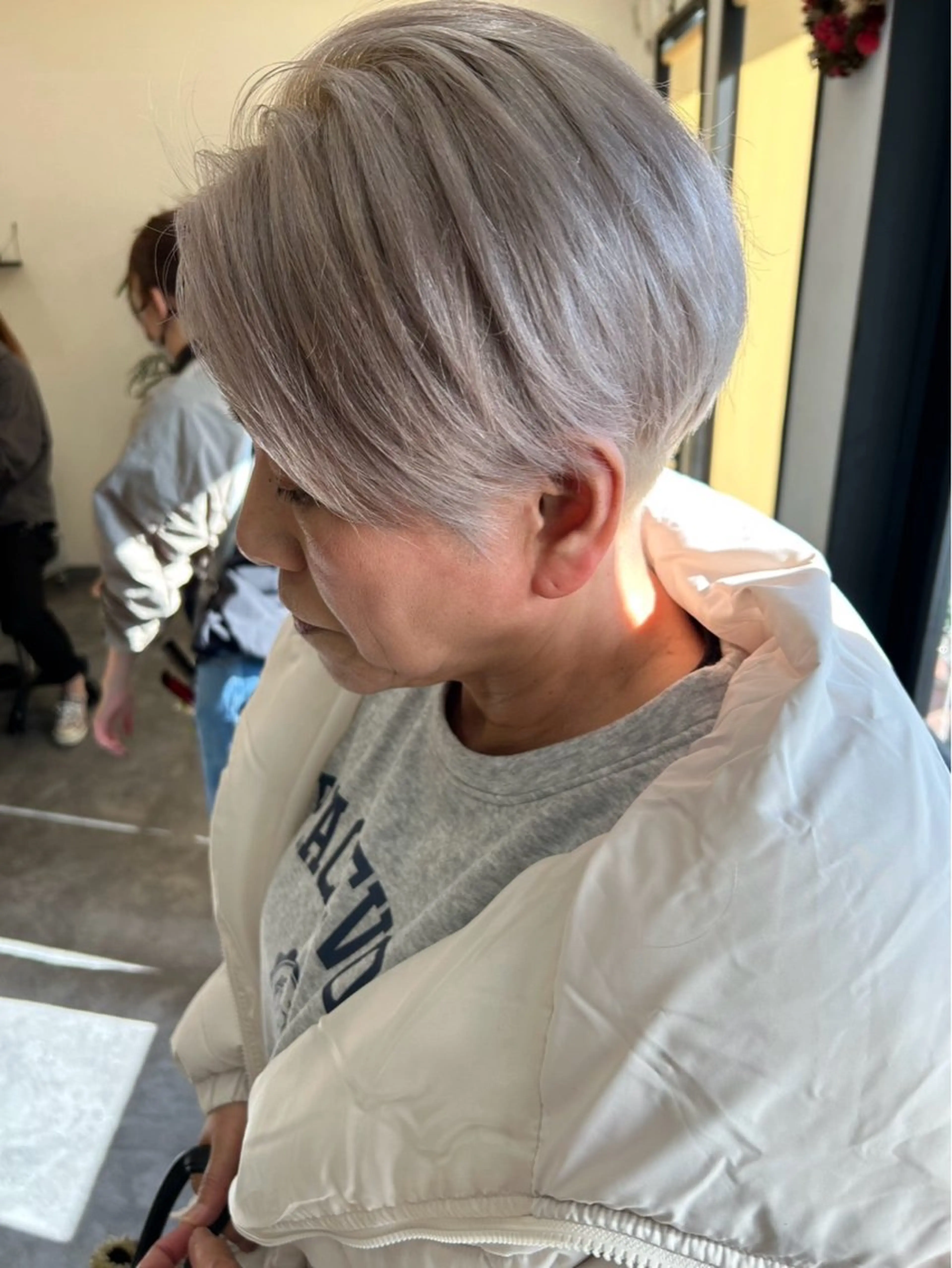 ショート ショートボブ ハンサムショート 韓国風カラー ボブ ハイライト ヘアカラー 奈良一番ミルクティー ベージュしています⭐のヘアスタイル
