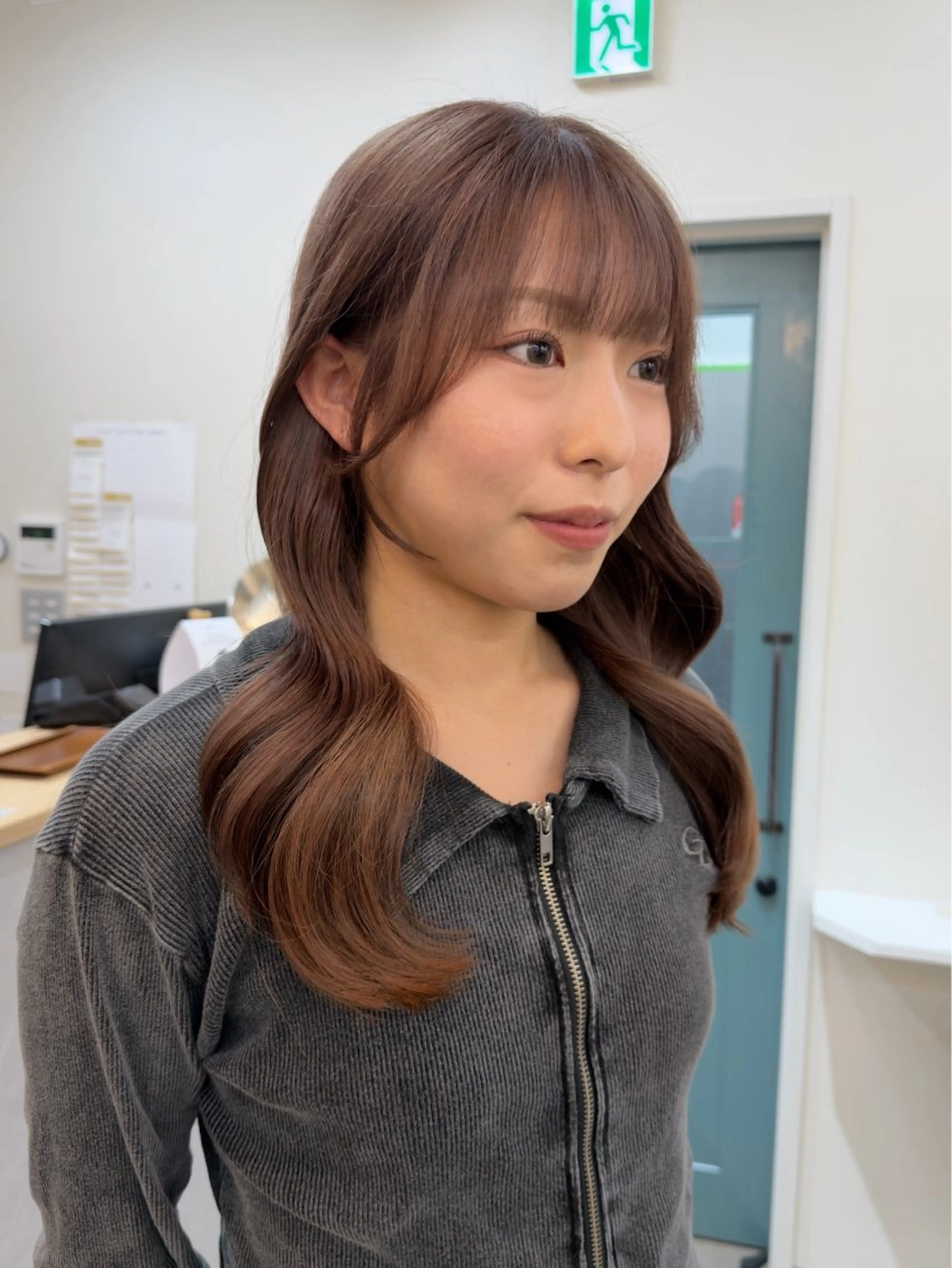 ロング カラー ブリーチ くびれヘア 顔周りカット カット ヘアカラー レイヤー/透明感 カラー/いいぬまみかのヘアスタイル