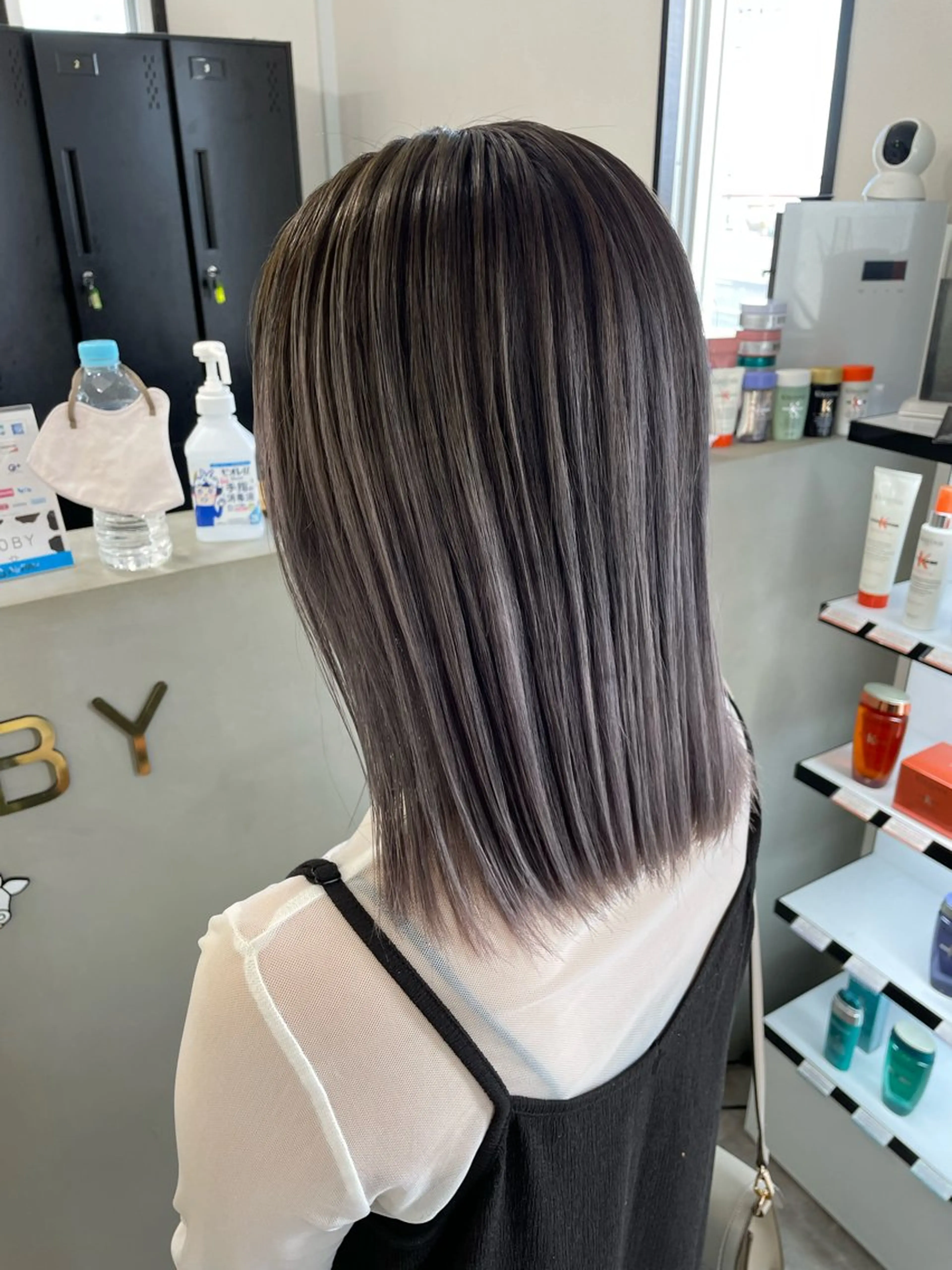 ミディアム カラー バレイヤージュ ブリーチ シルバー レイヤーカット LOBY浦添店所属・LOBY浦添店 NABEのその他イメージ