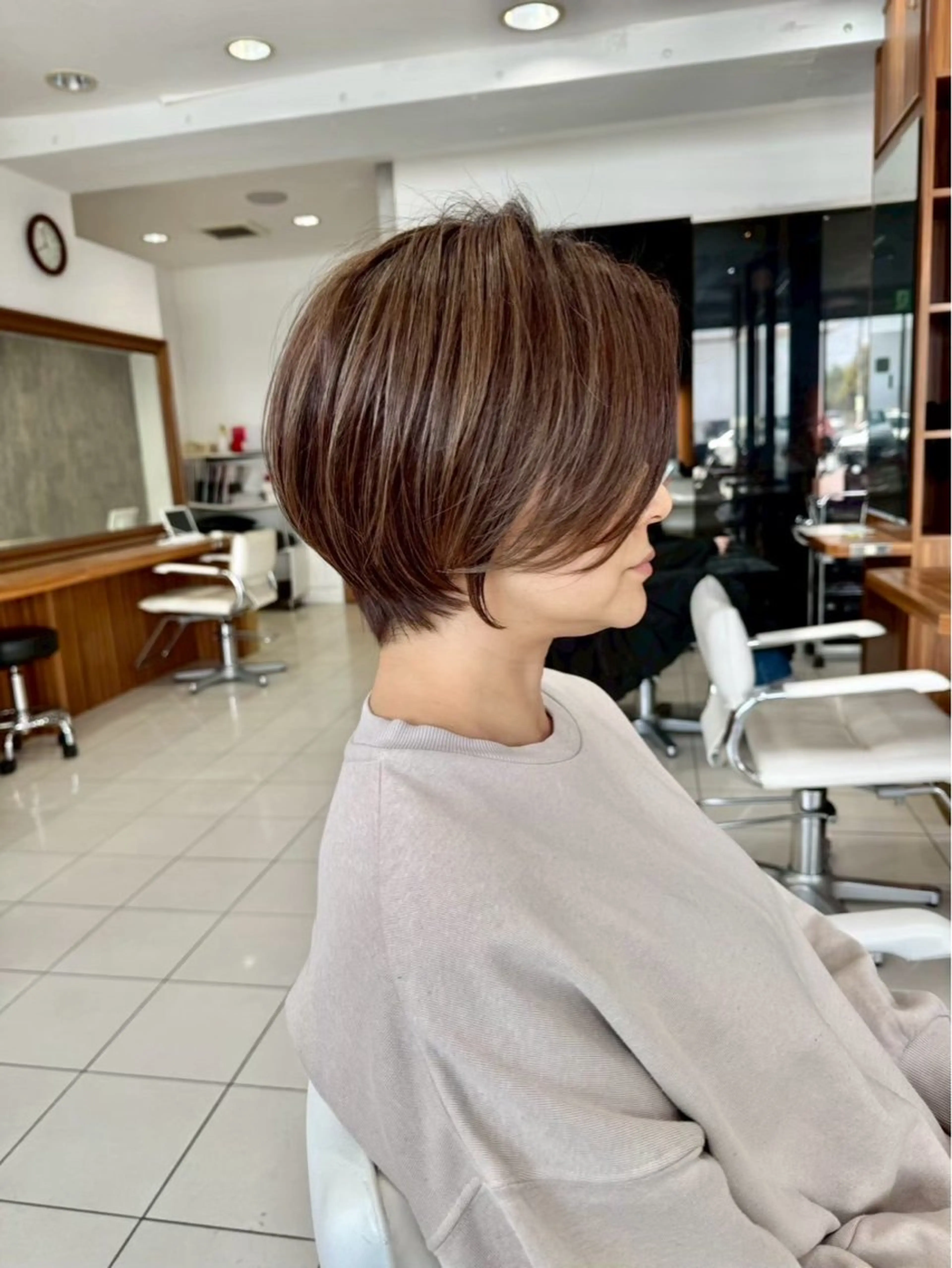 🍀脱白髪人気メニュー🍀時短カット＋白髪ぼかしハイライト+高保湿トリートメントの写真
