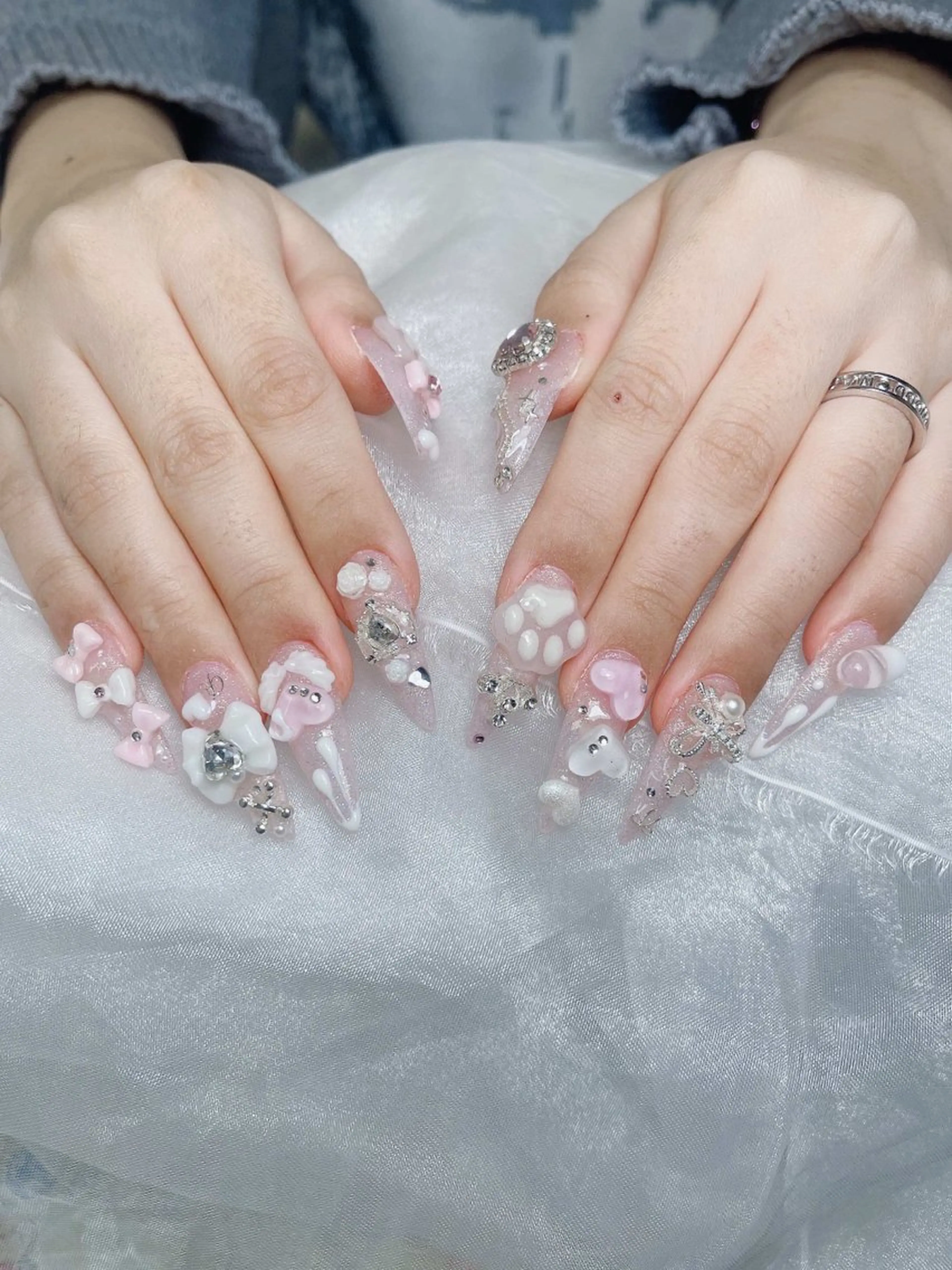 ネイル オーロラネイル フレンチネイル ジェルネイル ハロウィン キラキラネイル H.baby Nail Salon所属・H.baby Nail Salonのネイルデザイン