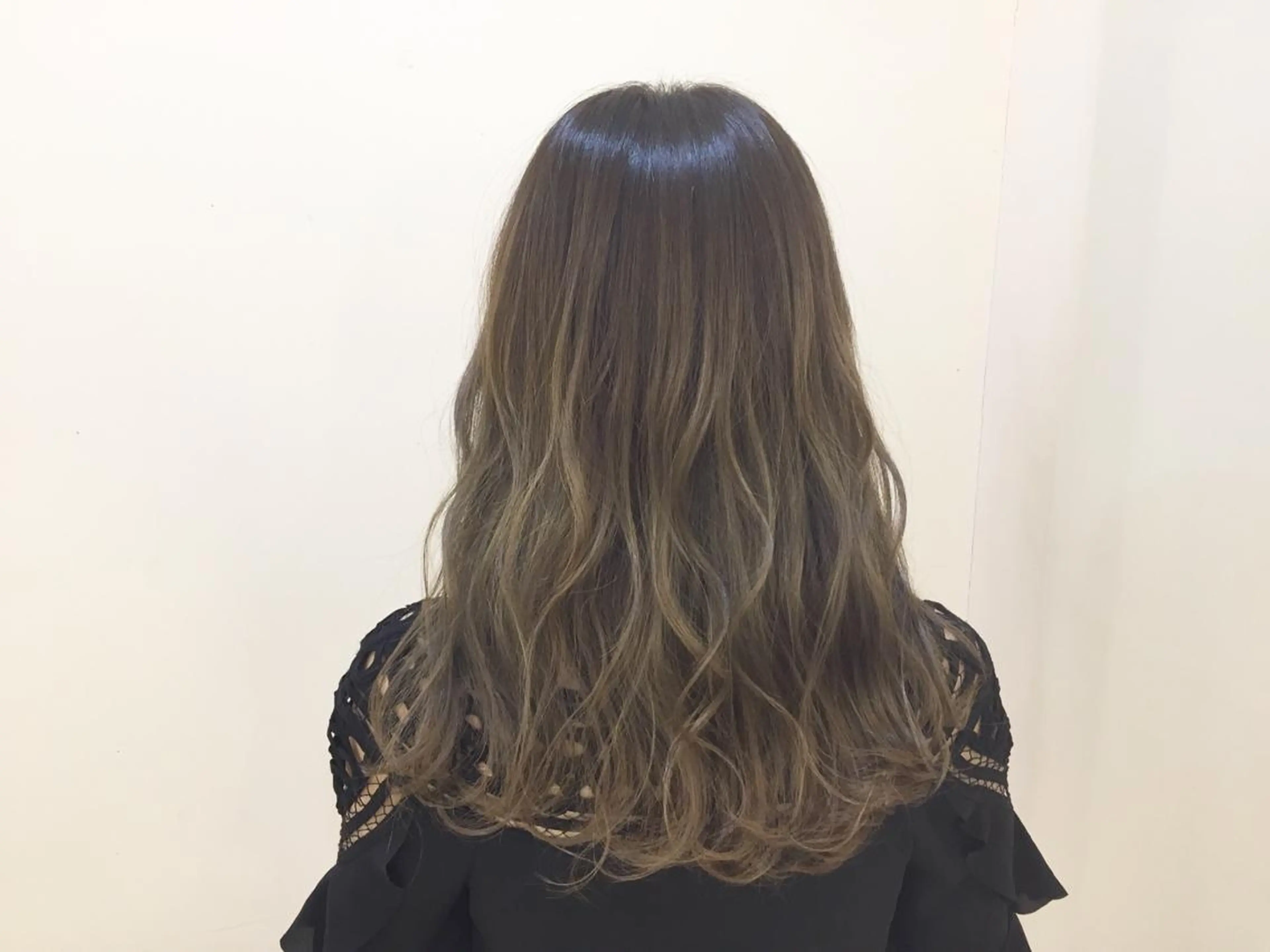 ロング カラー 服部 樹季のヘアスタイル
