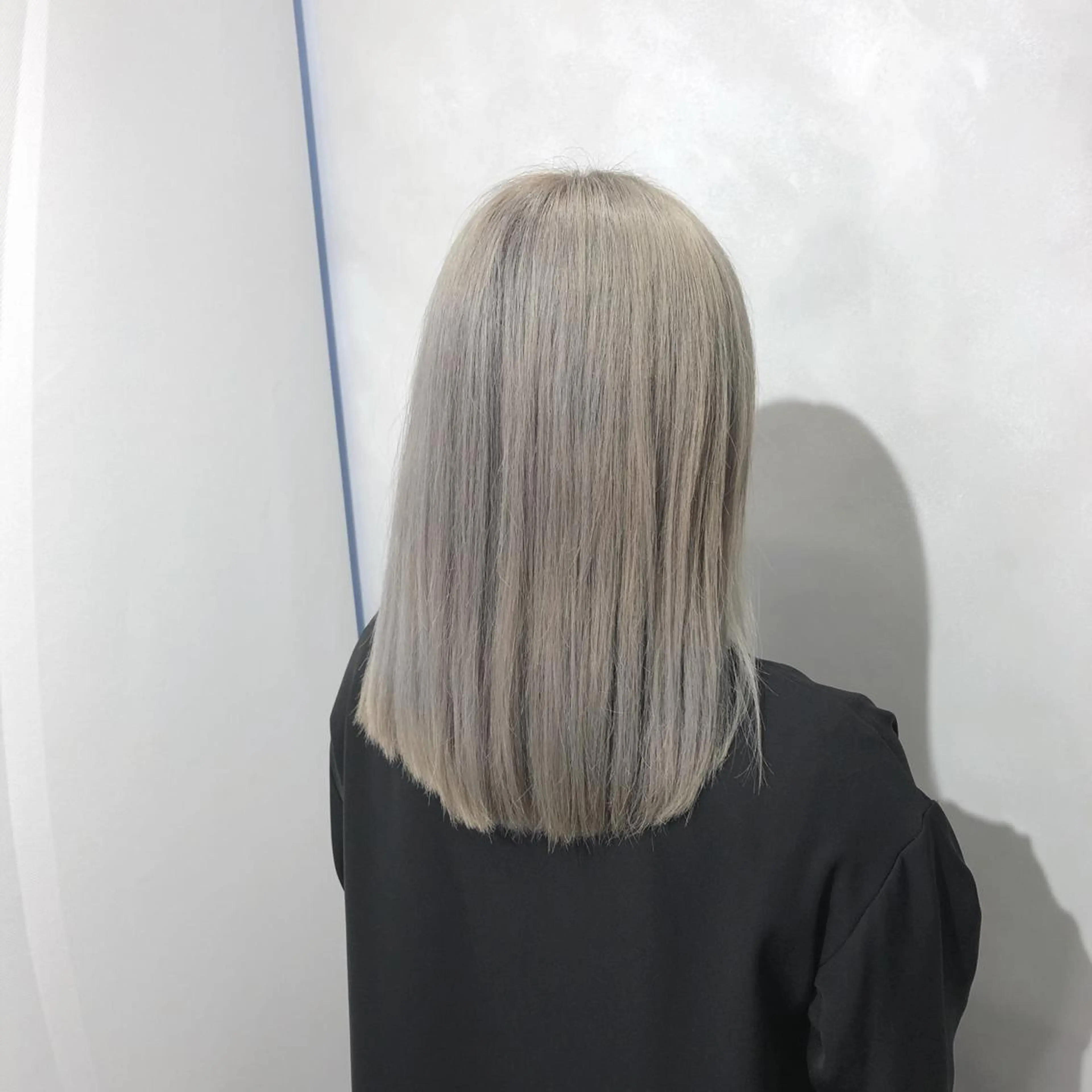 カラー ブリーチ シルバー 寺田 侑矢のヘアスタイル