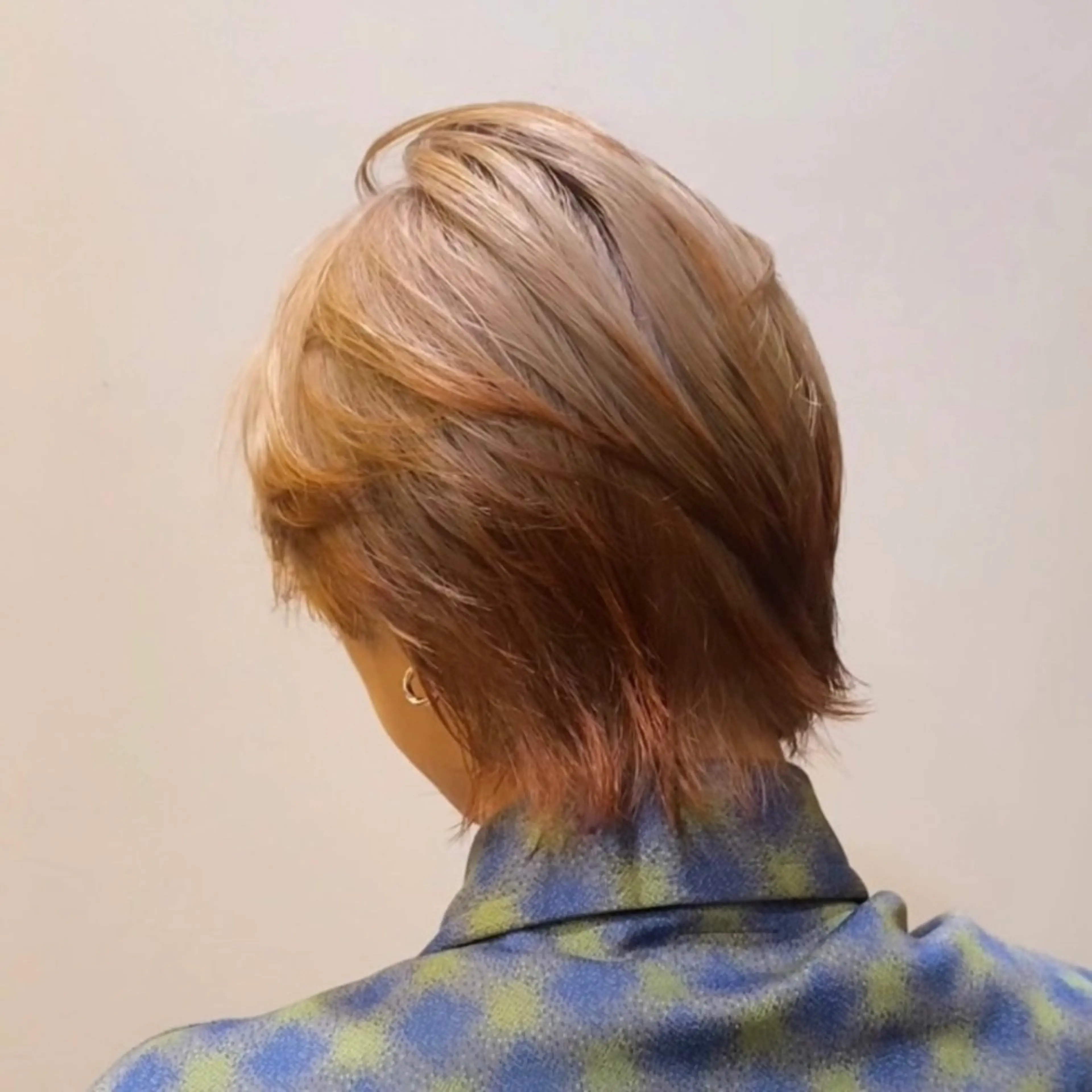 ショート カラー ベージュカラー 黒髪 ブリーチ デザインカラー オレンジ ヘアカラー トリートメント 複雑履歴修正 TAKEのヘアスタイル