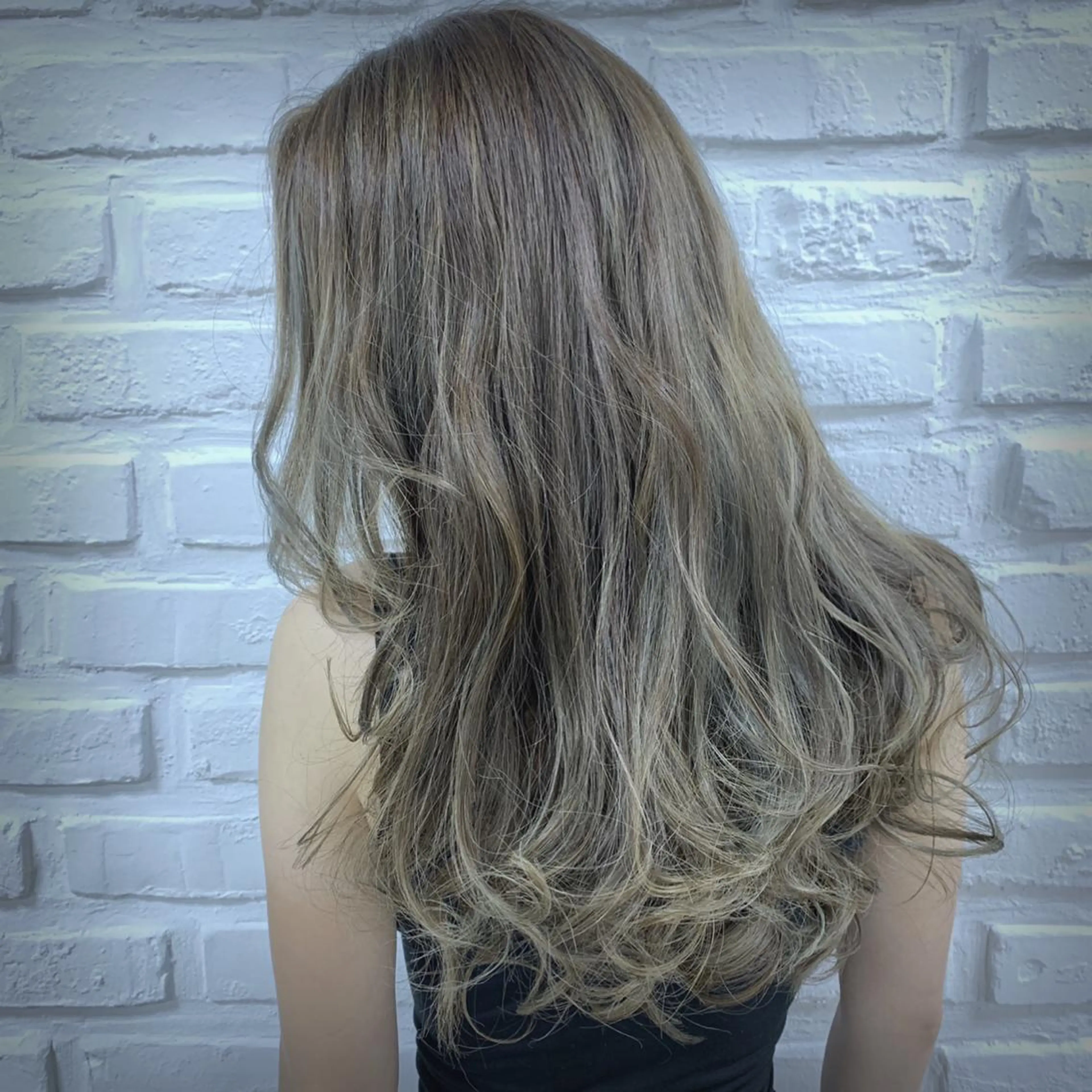 ロング カラー ブリーチ 透明感カラー グレージュ ハイライトカラー イルミナカラー ヘアカラー トリートメント 【デザインカラー】 粥川佳日望のヘアスタイル
