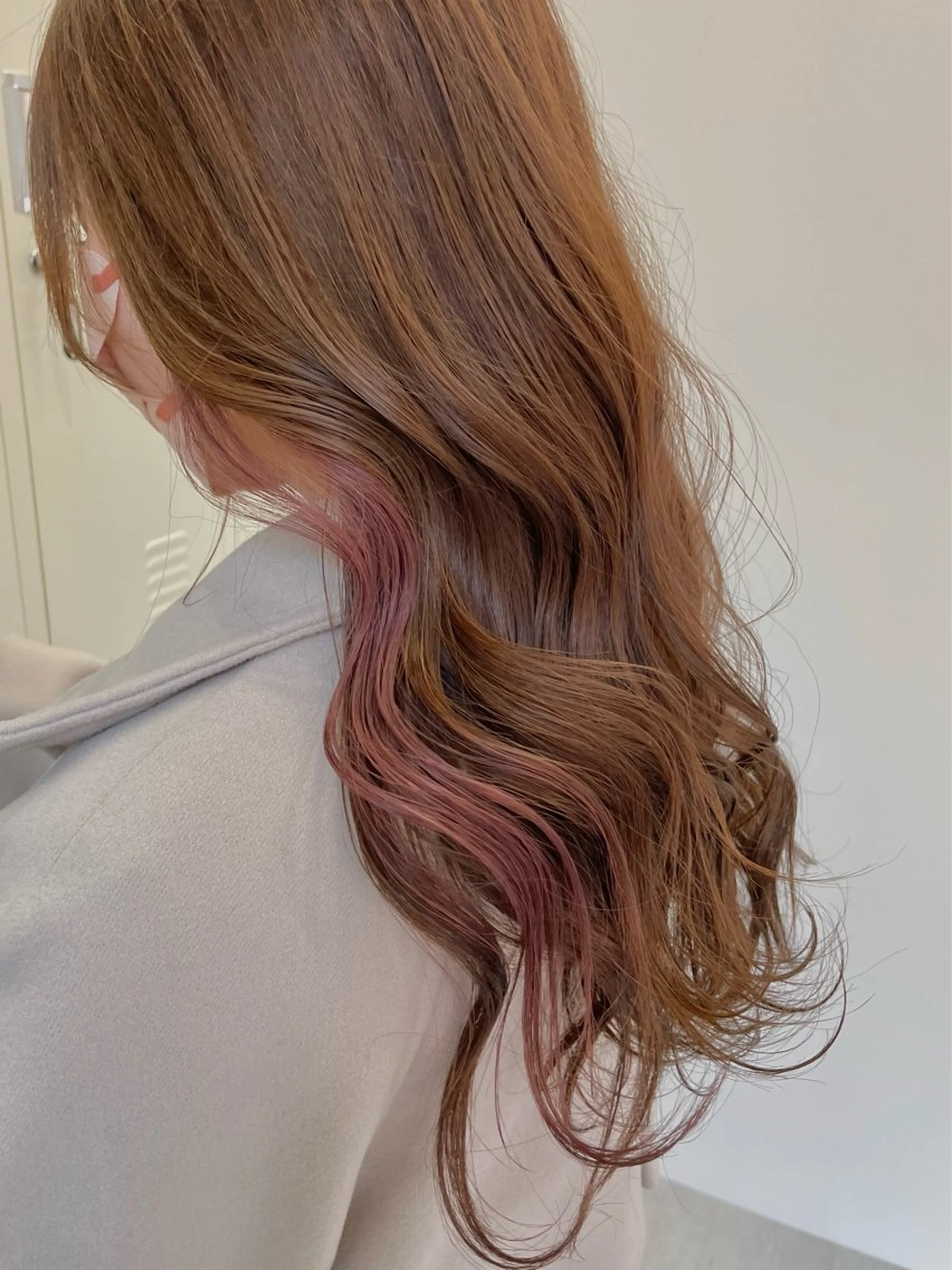 ロング カラー ブリーチ デザインカラー イヤリングカラー インナーカラー ピンクカラー カット ヘアカラー トリートメント 佐々木 達也のヘアスタイル