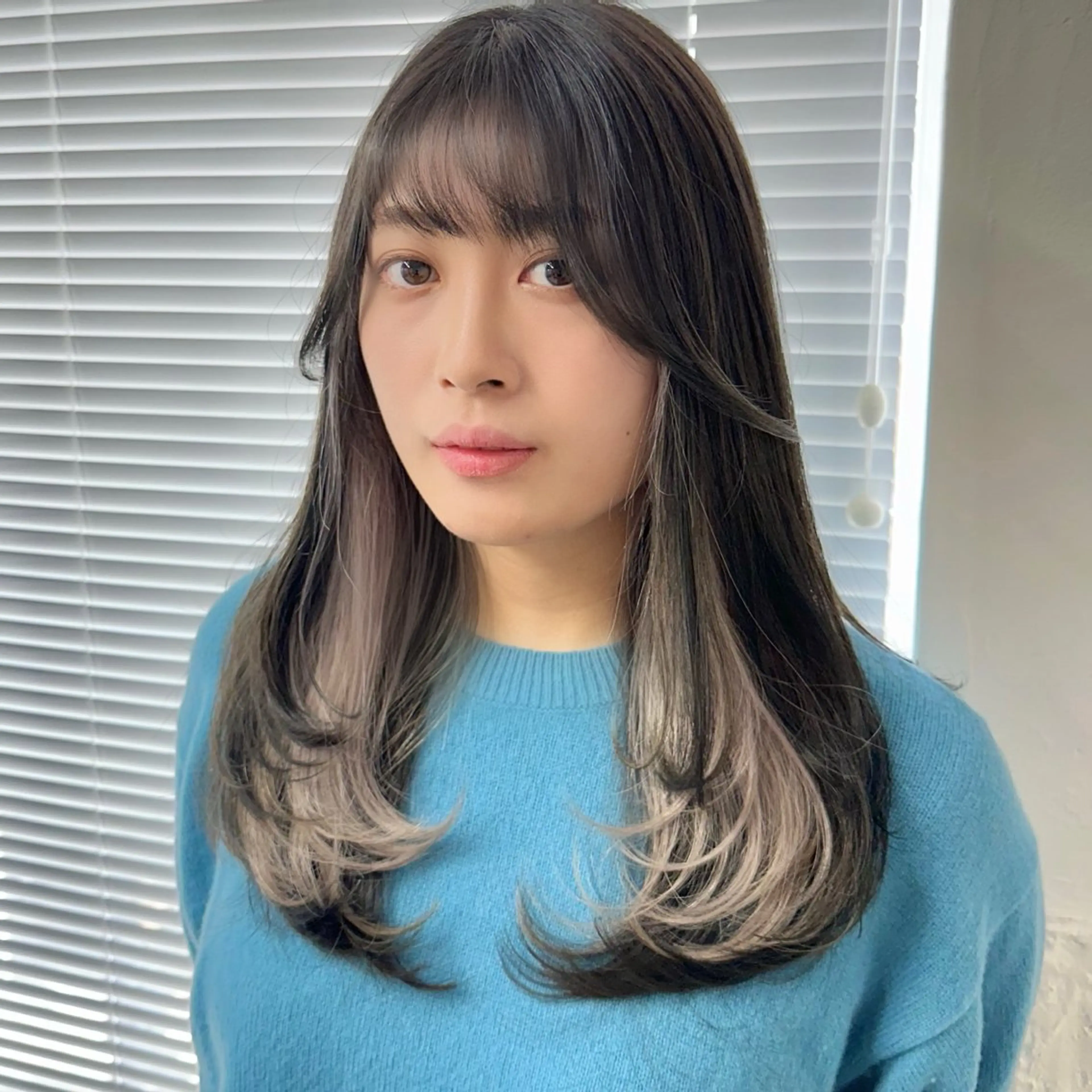 セミロング カラー ブリーチ ケアブリーチ デザインカラー インナーカラー レイヤーカット カット ヘアカラー トリートメント インナーカラー/レイ ヤーカット♡/マキシのヘアスタイル