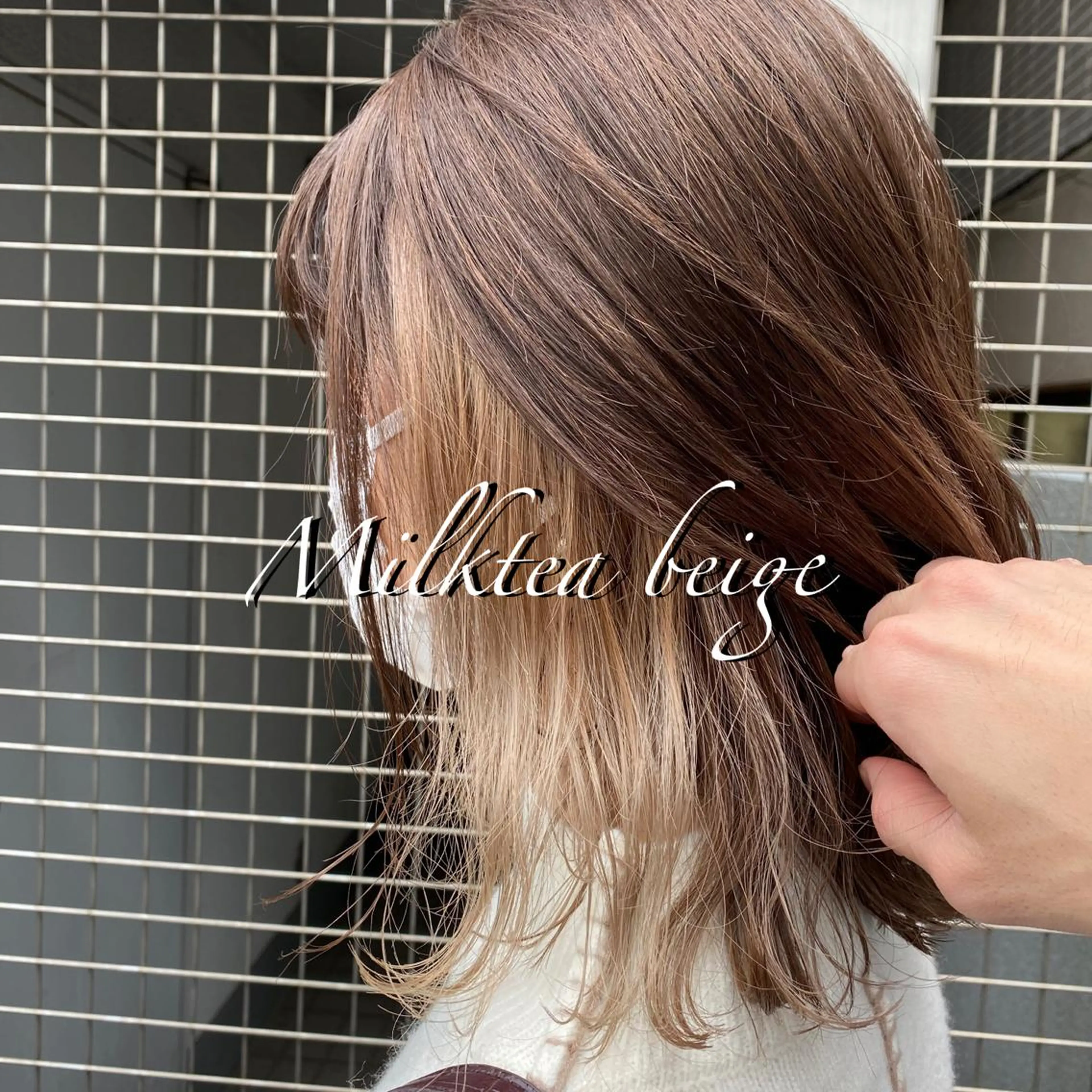 セミロング カラー ベージュカラー ミルクティーベージュ レイヤーカット/ 前髪顔周りカットのヘアスタイル