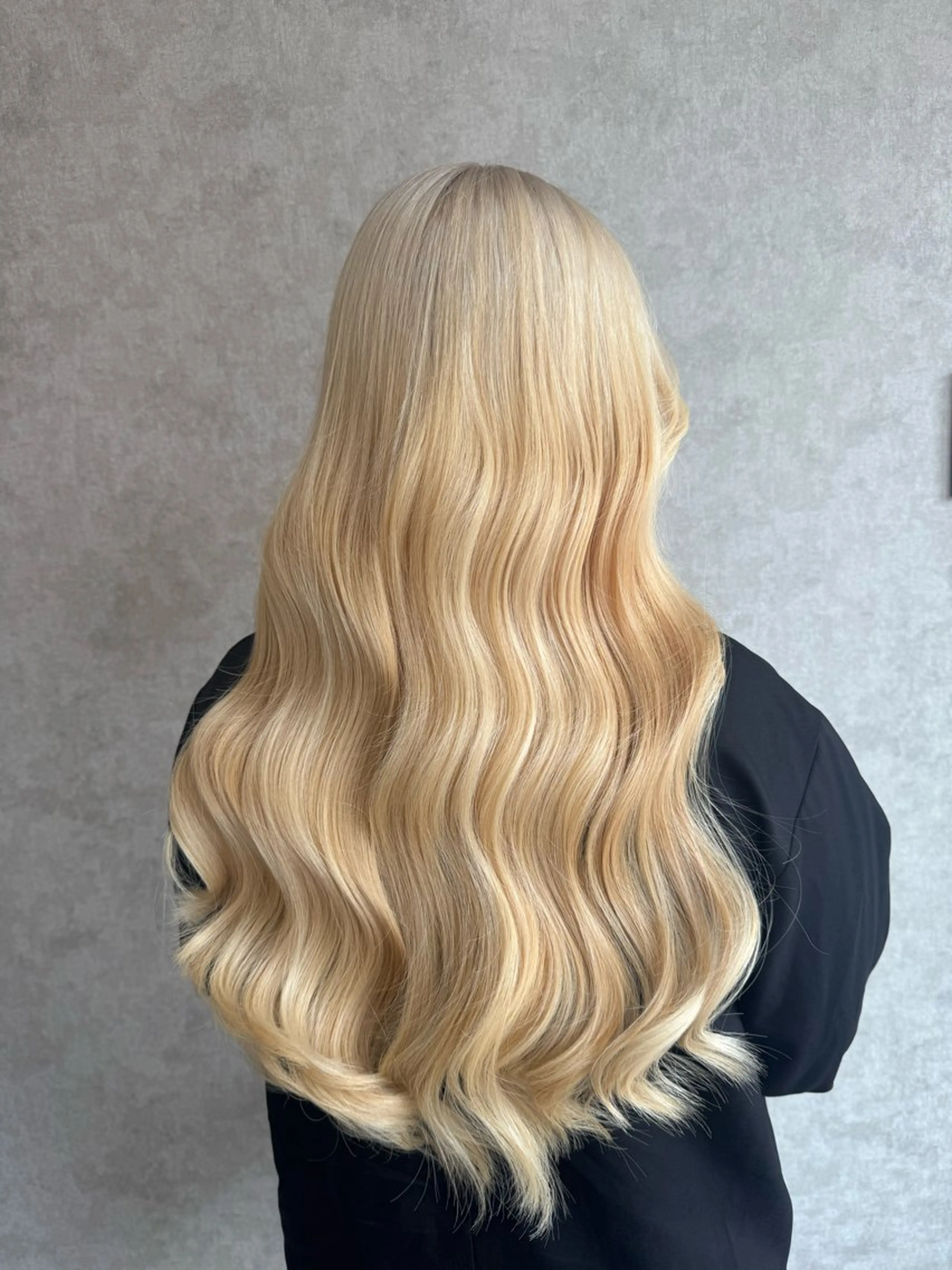 カラー ブリーチ ブロンド ホワイトブロンド ヘアカラー 興梠 莉桜のヘアスタイル