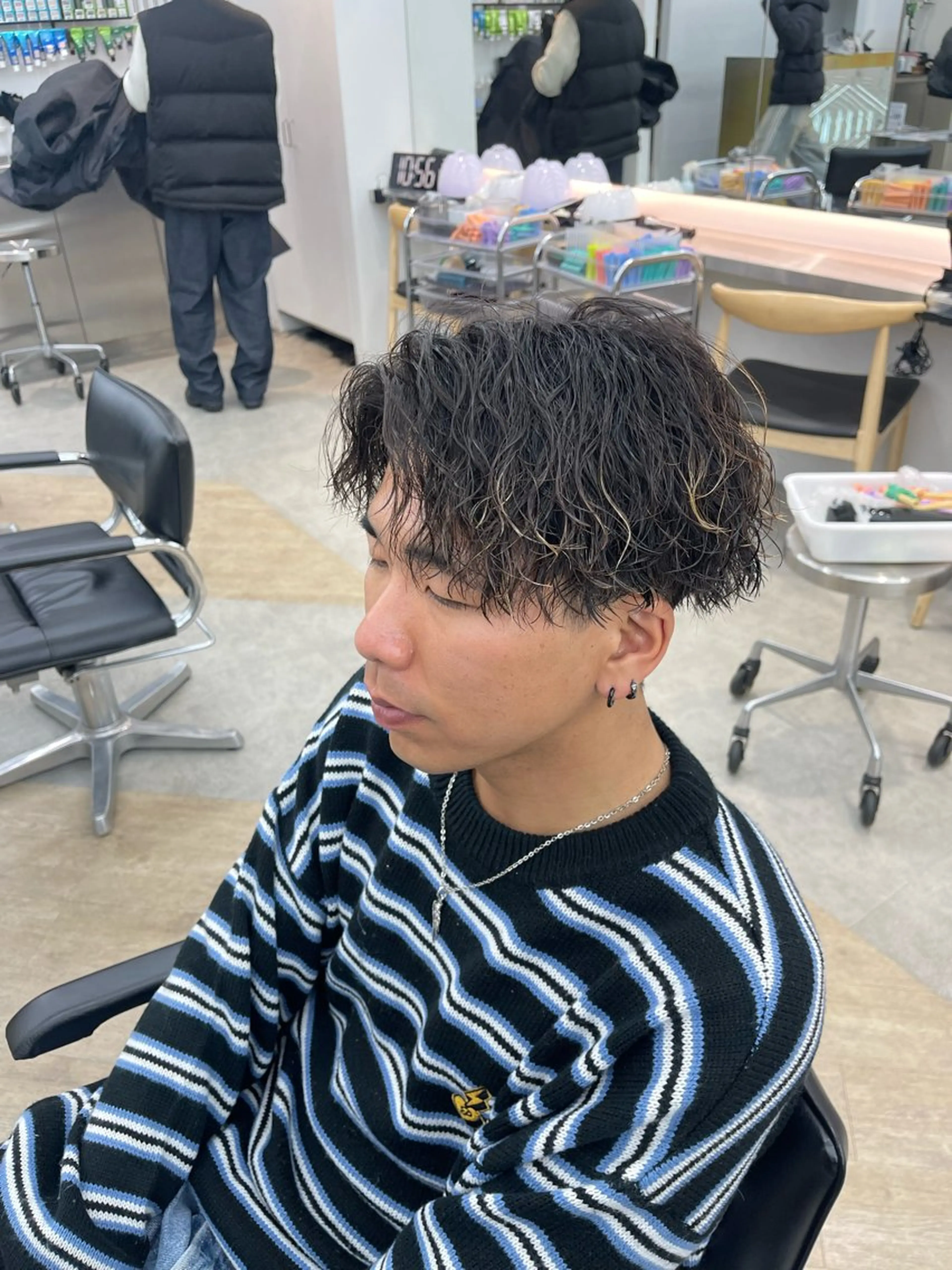 ショート カラー パーマ メンズ キッズ メンズパーマ メンズツイストパーマ ツイストパーマ 岩本晴佳/波巻きパー マ/フェザーパーマのヘアスタイル
