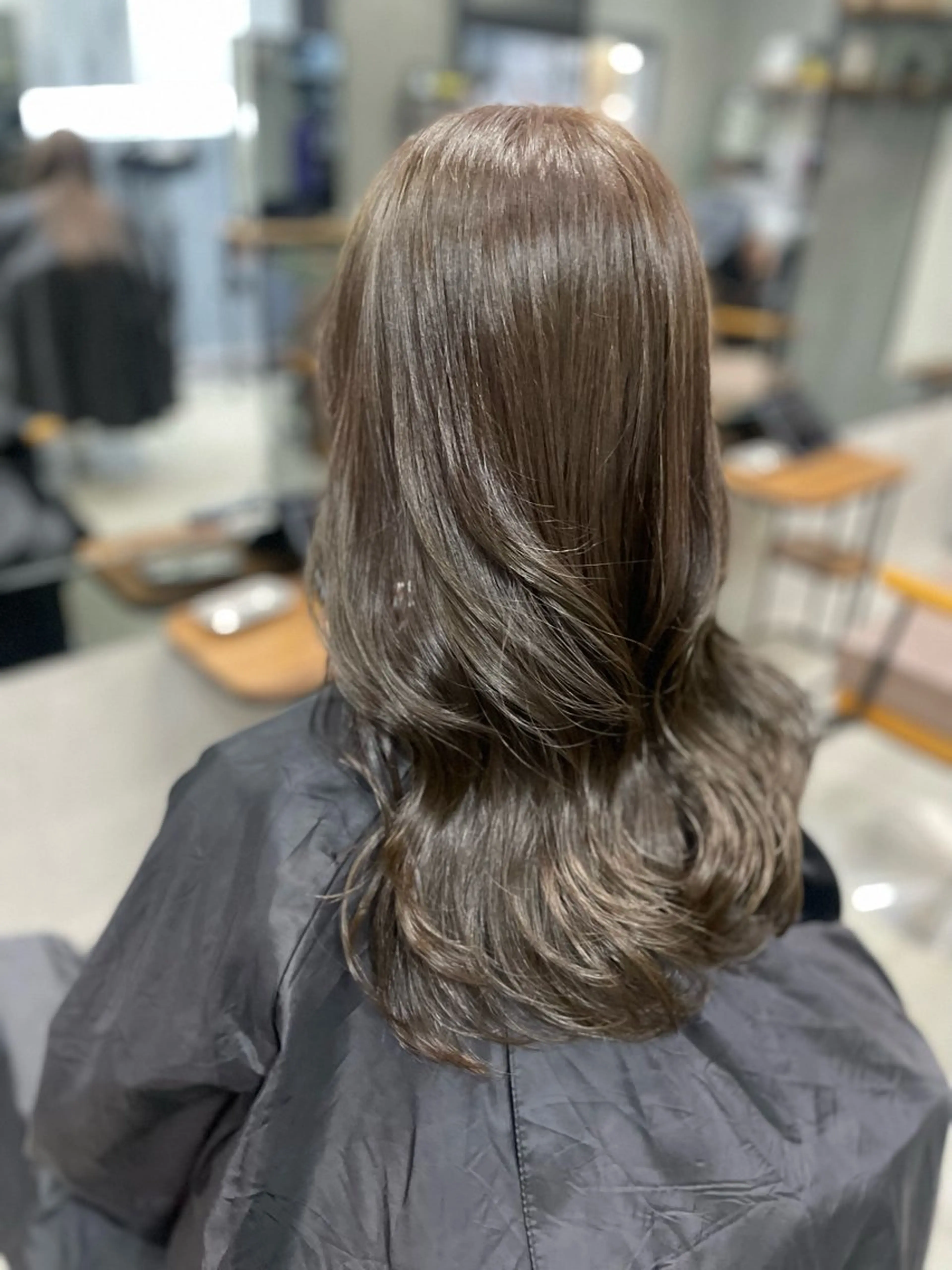 セミロング カラー ベージュカラー オリーブベージュ AIRI layer cut hairのヘアスタイル