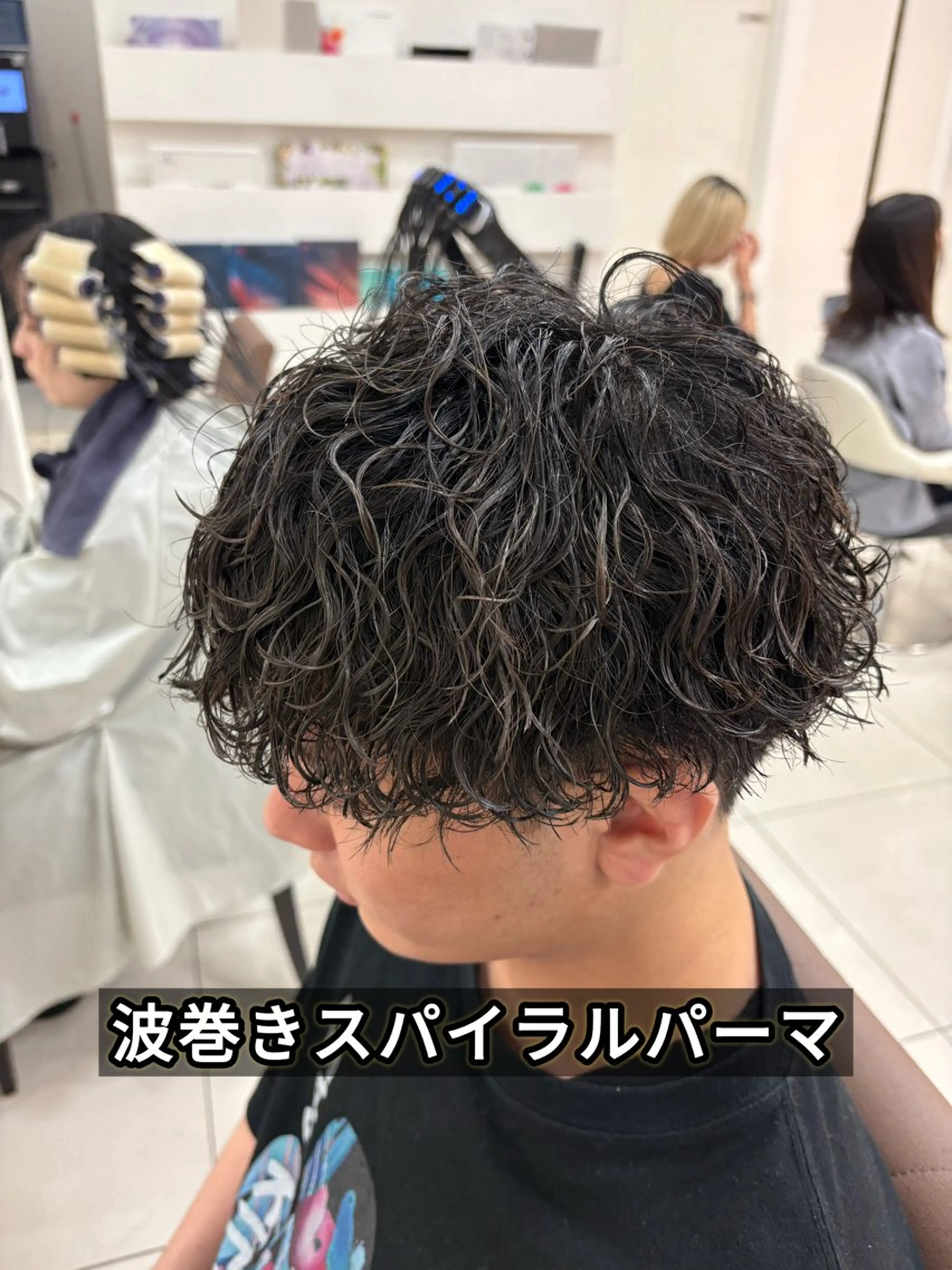 ミディアム パーマ メンズ ミディアムパーマ センターパート フェードカット フェザーパーマ カルマパーマ カット パーマ トリートメント 髪質改善/艶カラー/ メンズパーマ/鈴木のヘアスタイル