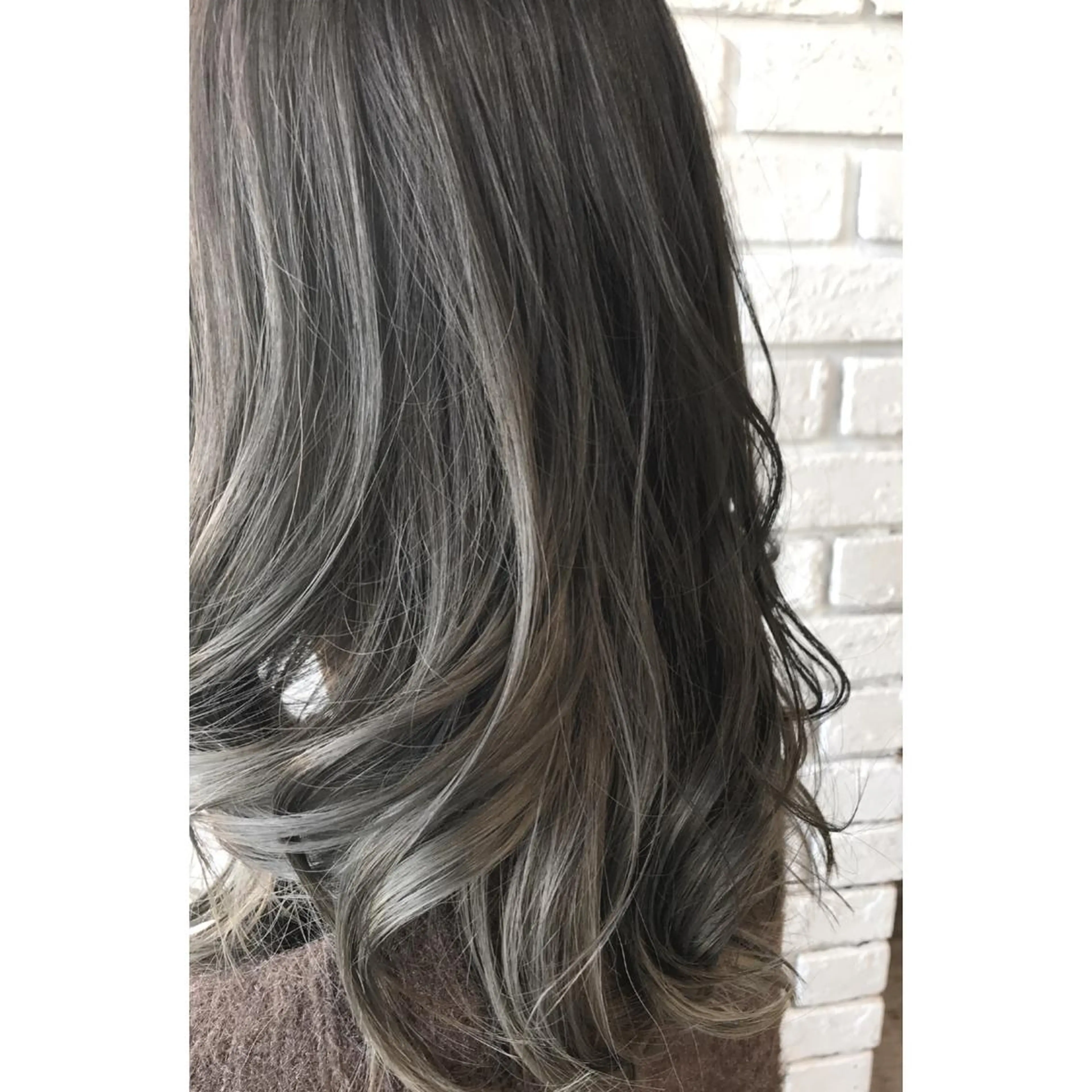 ロング カラー バレイヤージュ グレージュ シルバー シルバーグレージュ レイヤーカット カット ヘアカラー トリートメント 日比 貴大/ minim hairのヘアスタイル