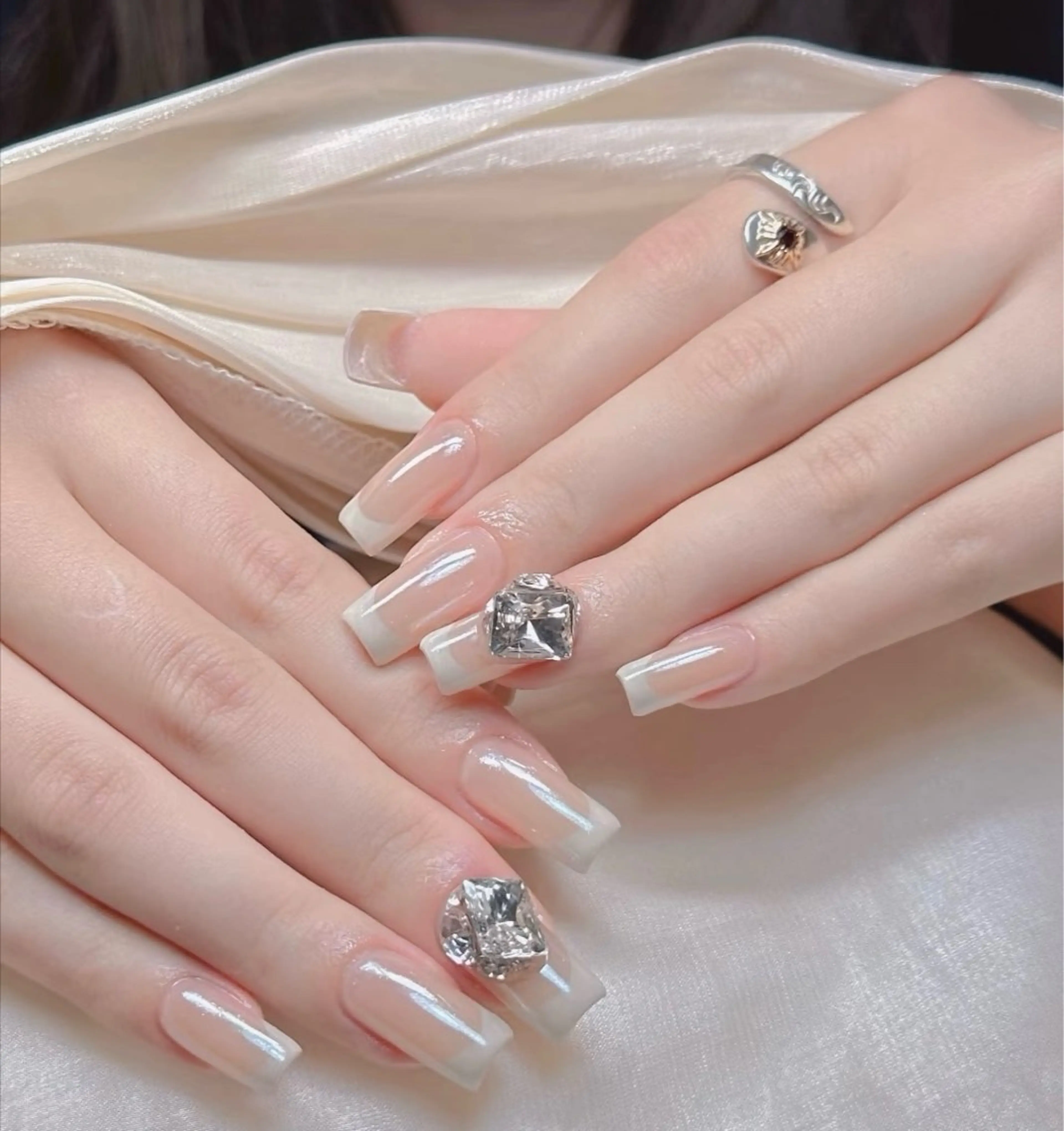 ネイル チークネイル 長さ出し フラワーネイル フレンチネイル ガーリー sun nail池袋 モデル募集のネイルデザイン