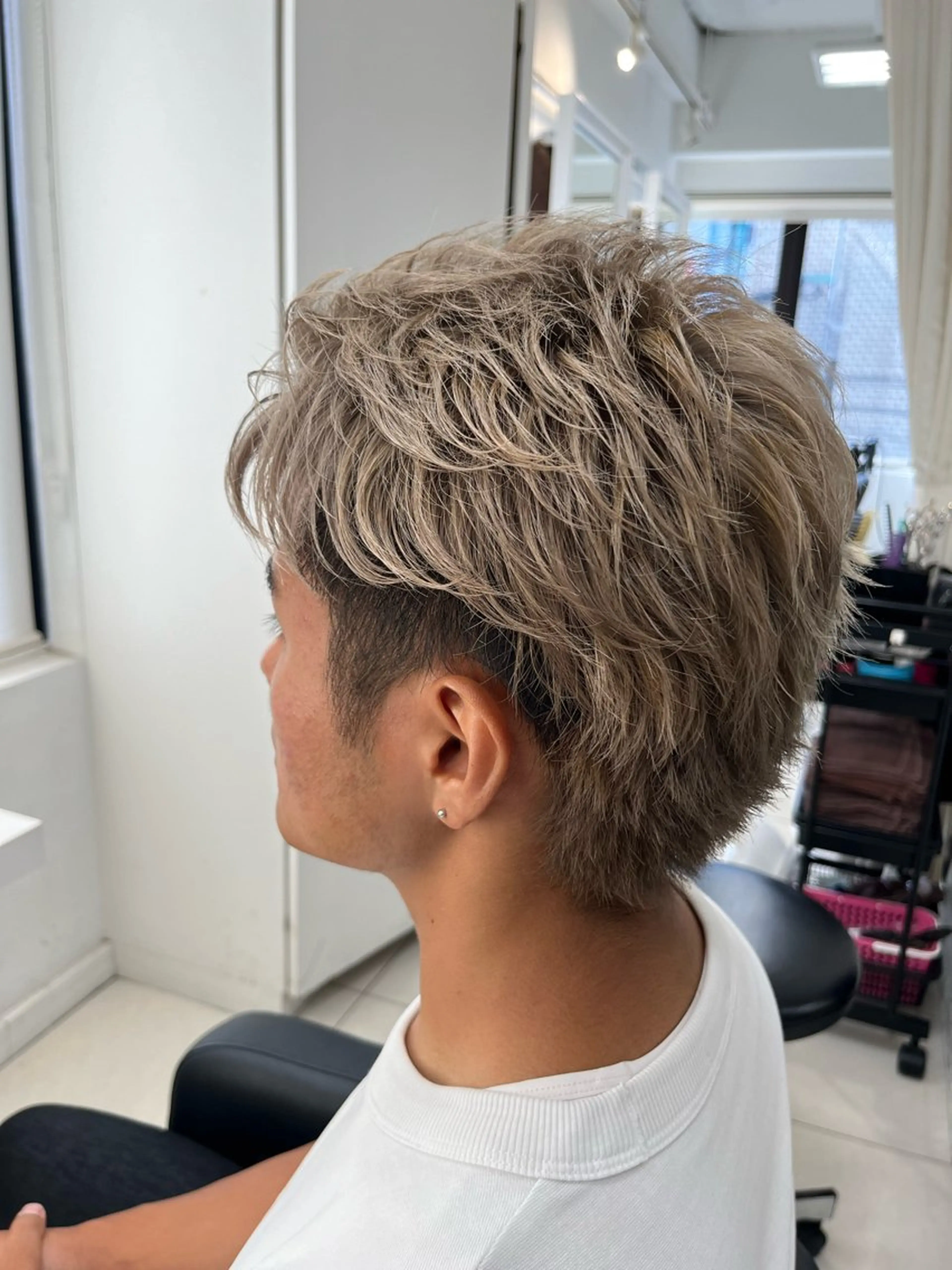 ショート カラー メンズ メンズブリーチ ベージュカラー ブリーチ グレージュ ミルクティーグレージュ カット ヘアカラー トリートメント メンズ縮毛矯正🦊ハ イトーン　RYOKAのヘアスタイル