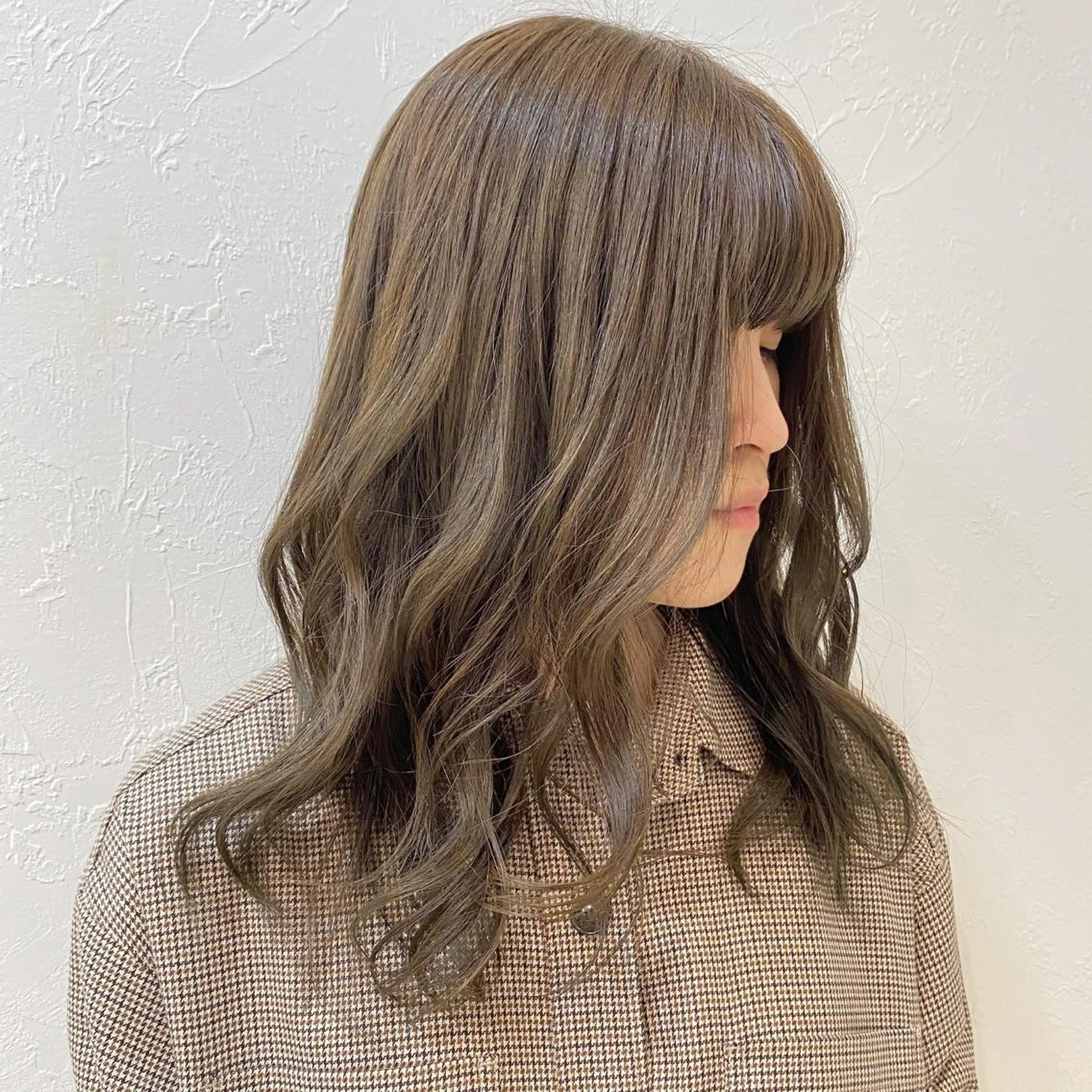 ロング ブリーチなしカラー レイヤーカットのヘアスタイル
