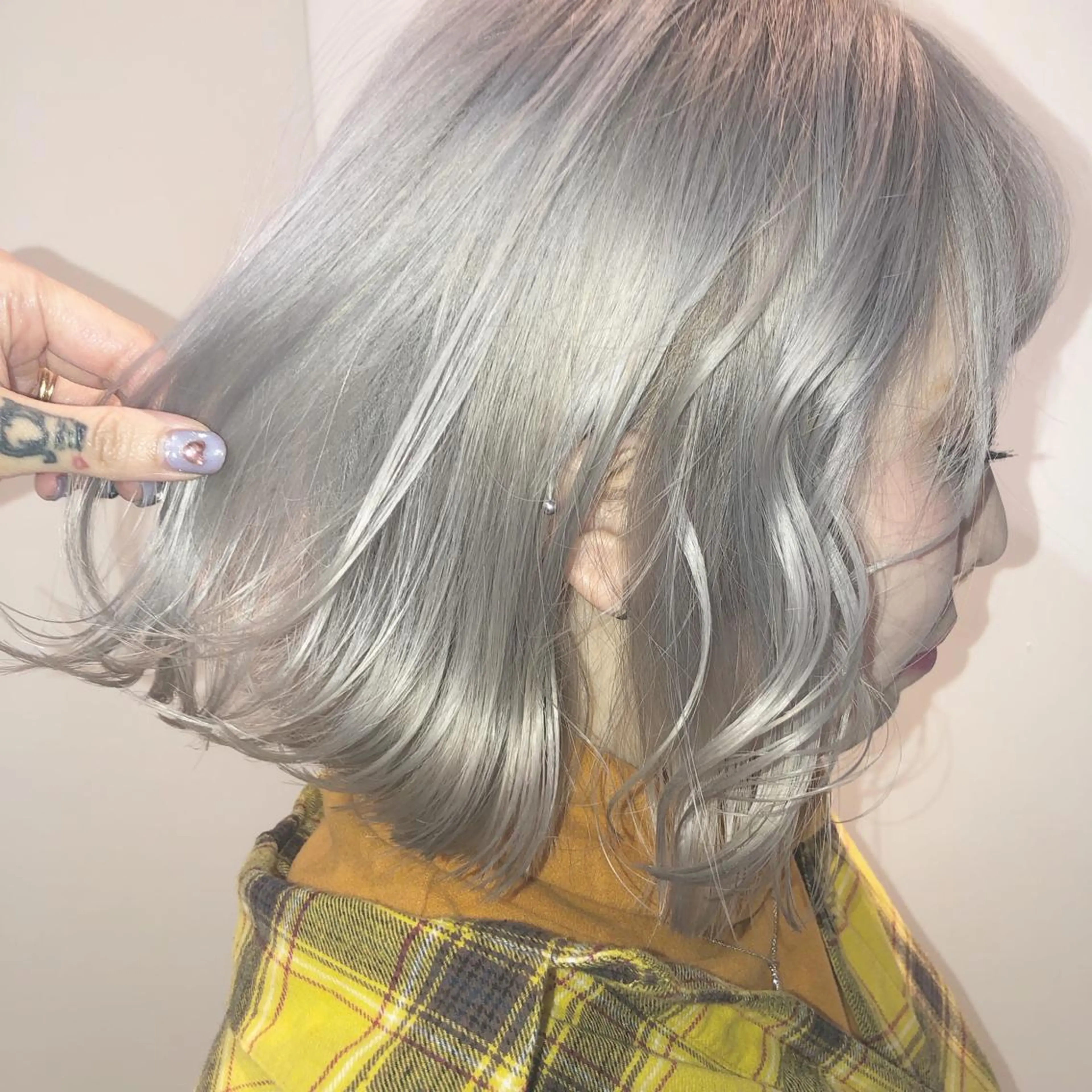 ミディアム カラー シルバー ホワイトシルバー ORIKA 美容室のヘアスタイル