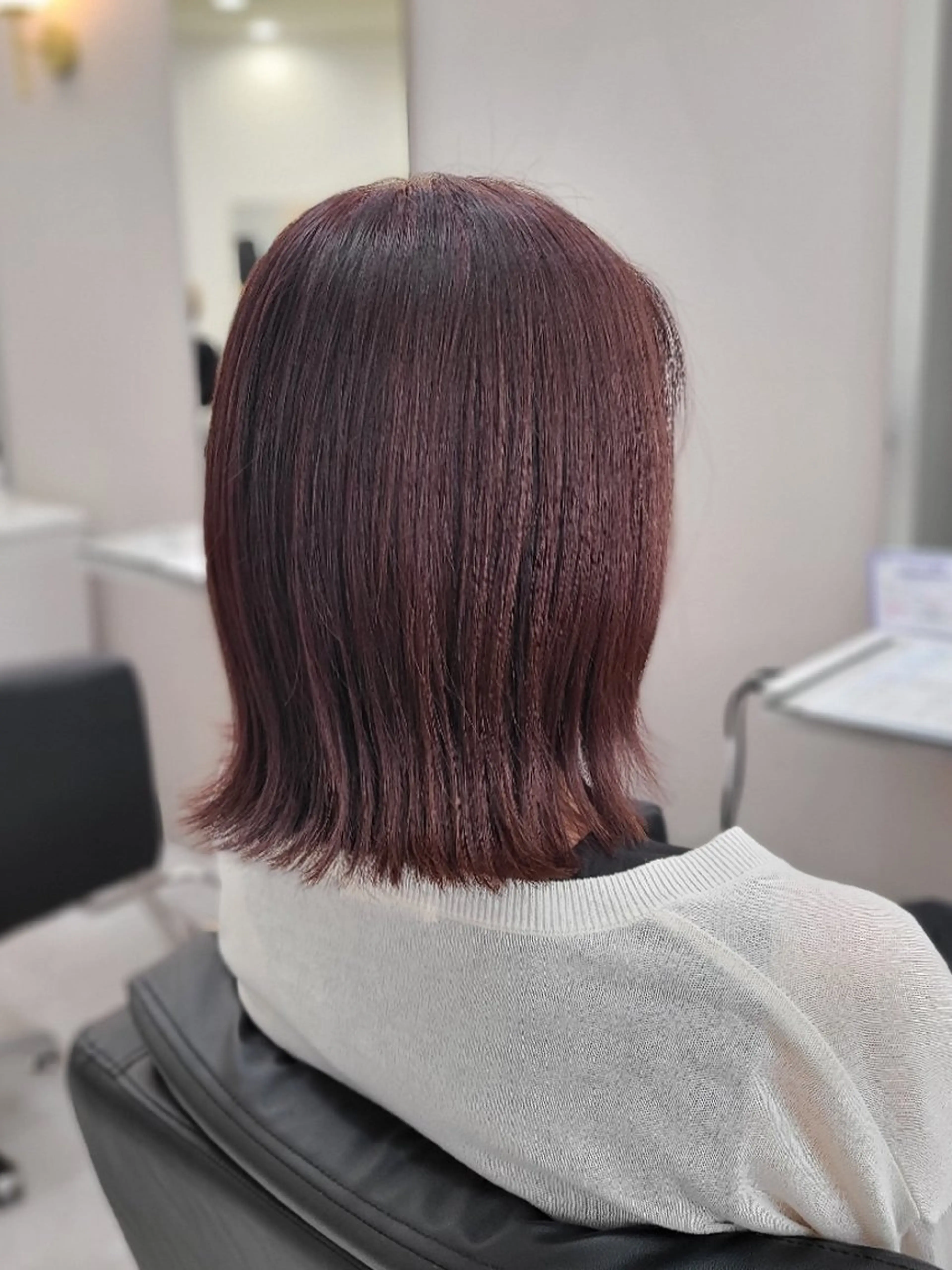 ミディアム カラー 切りっぱなしボブ ボルドーカラー ボブ 外ハネヘア カット ヘアカラー 桐島 令奈のヘアスタイル