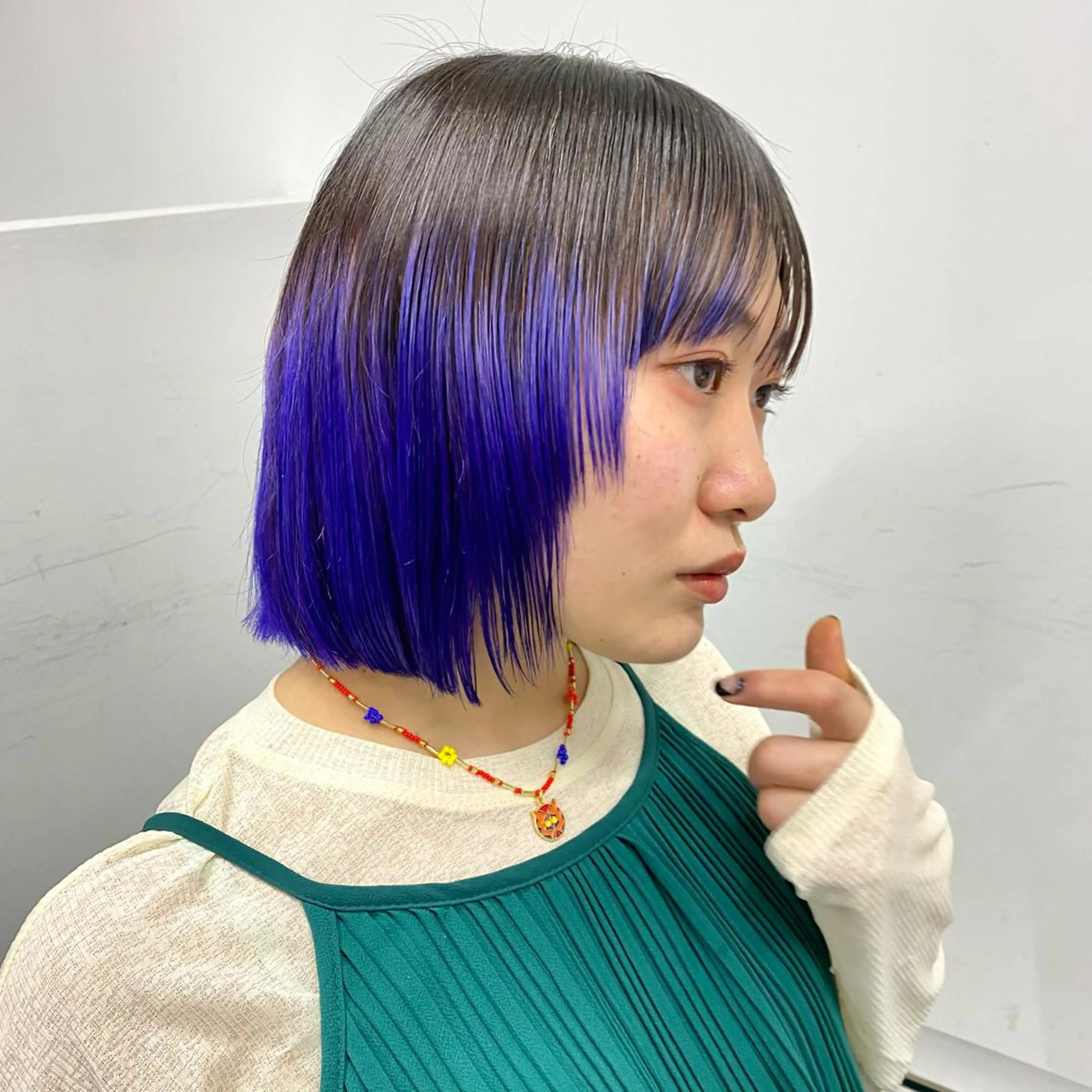 ショート カラー 切りっぱなしボブ ブルーカラー デザインカラー ボブ 山口 モエのヘアスタイル